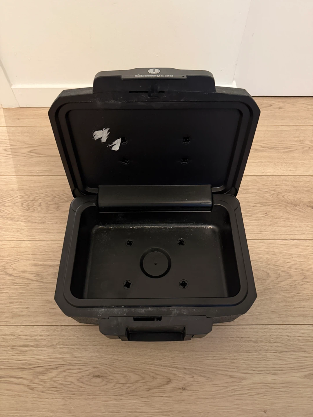 SentrySafe Safe Box w/ 2 Keys - photo 2