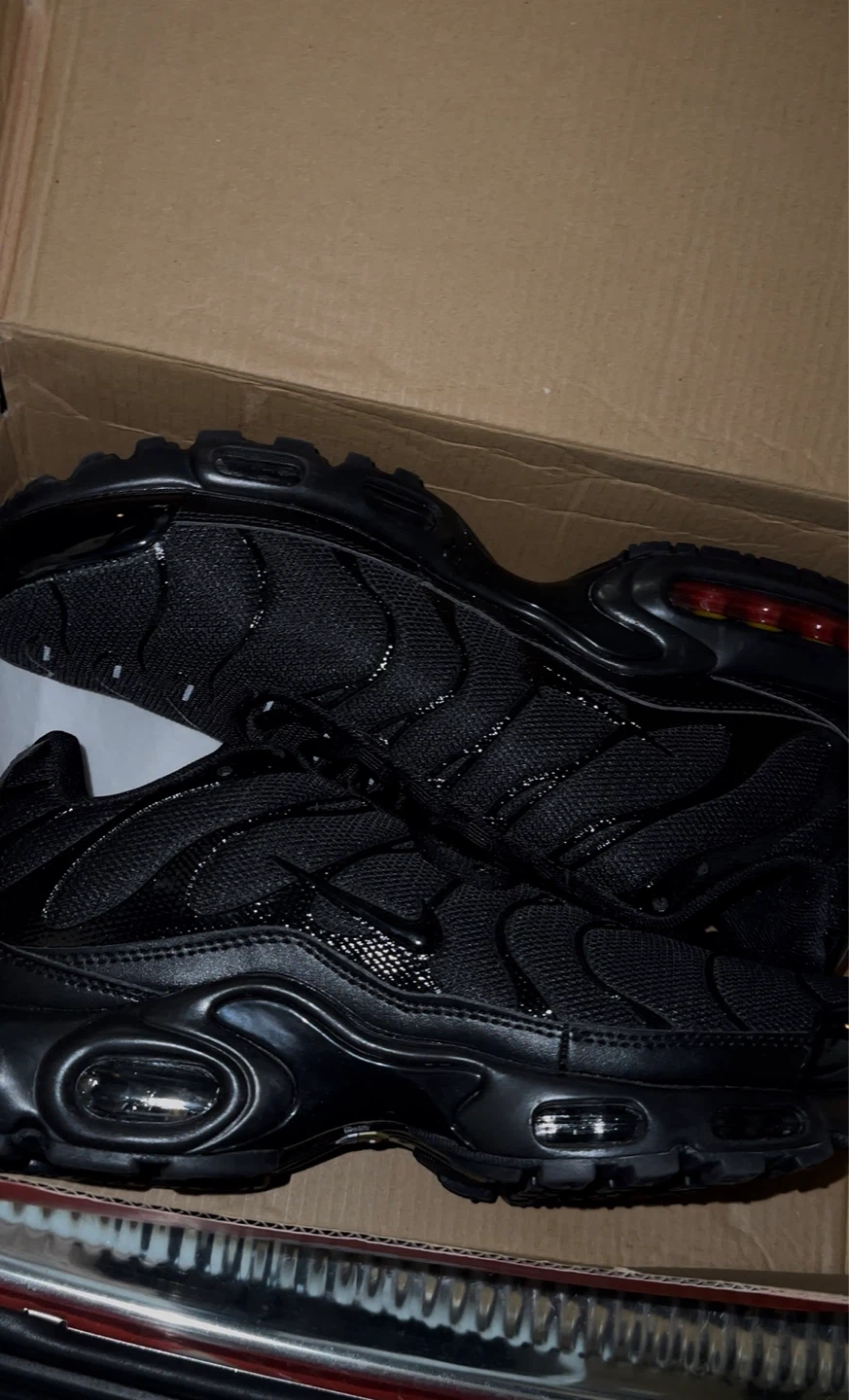 Black Nike TNS