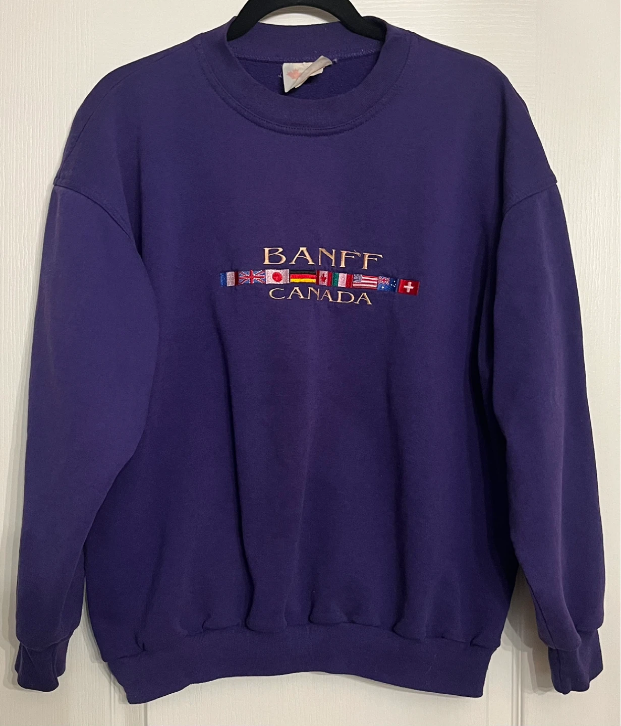 Banff Canada Embroidered Crewneck Sweatshirt Medium