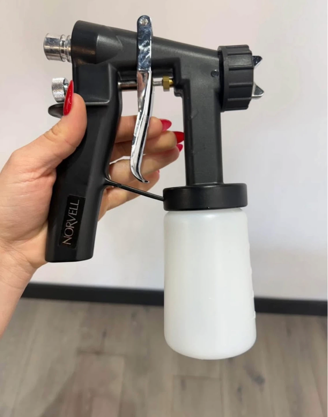 Norvell M-1000 Professional Spray Tan Machine with Tent and Gun