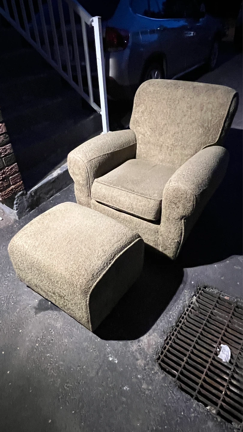Single Seater Sofa with Ottoman – Excellent Condition - photo 2