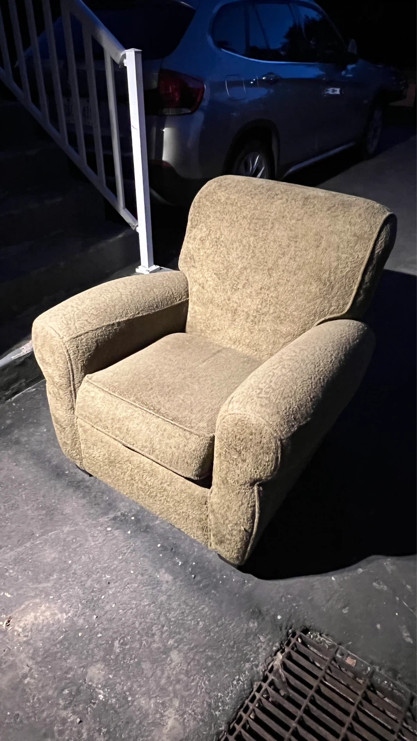 Single Seater Sofa with Ottoman – Excellent Condition - photo 3
