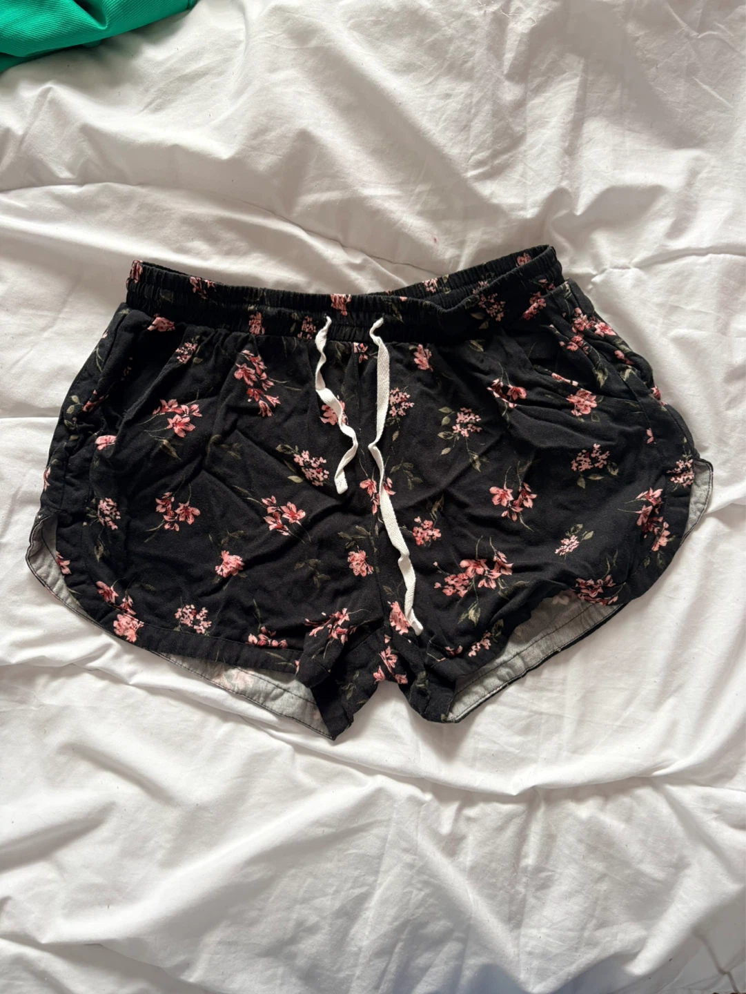 Black Floral Print Shorts size L