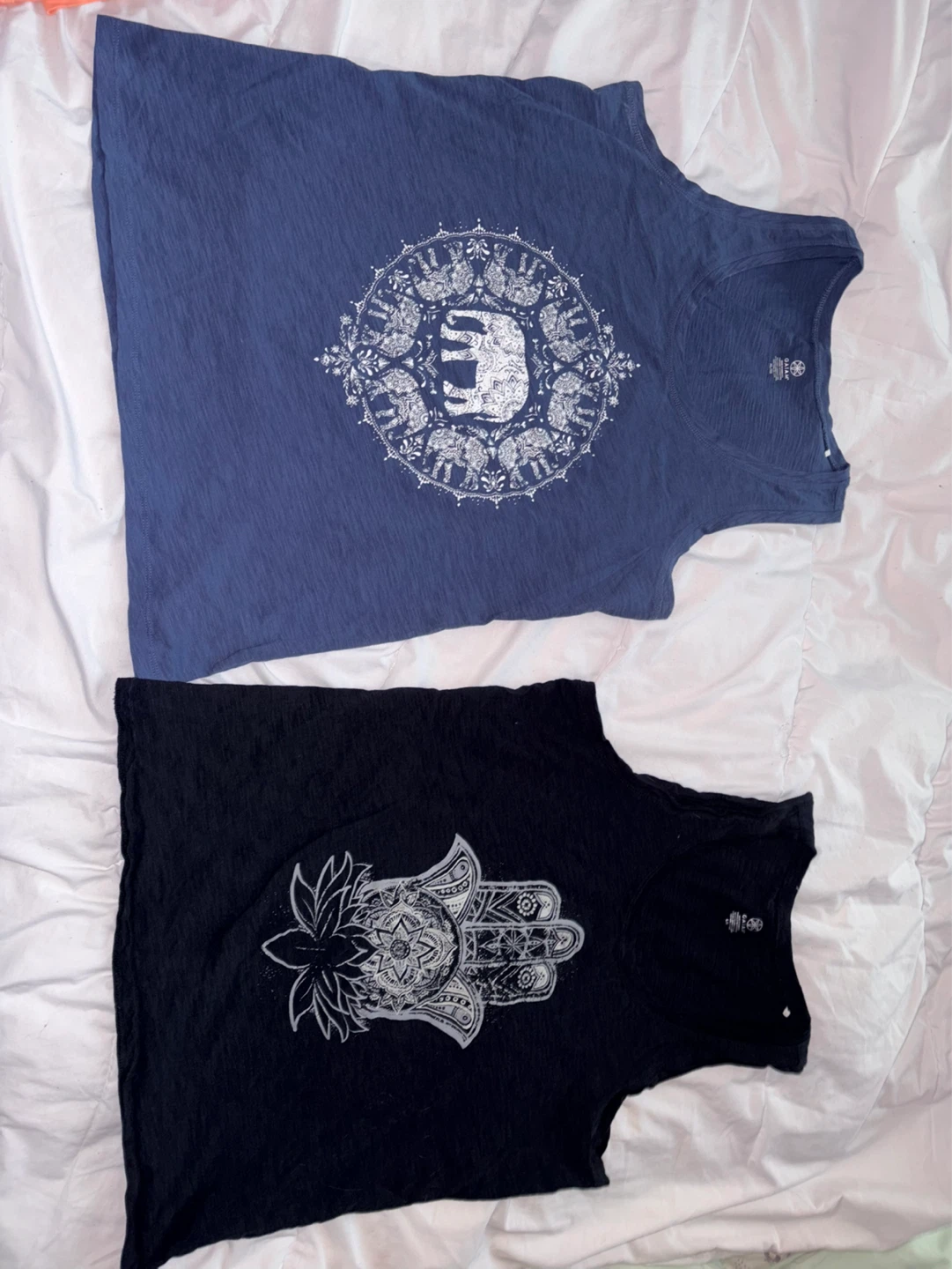 Bundle of 2 Graphic tanks size L/XL
