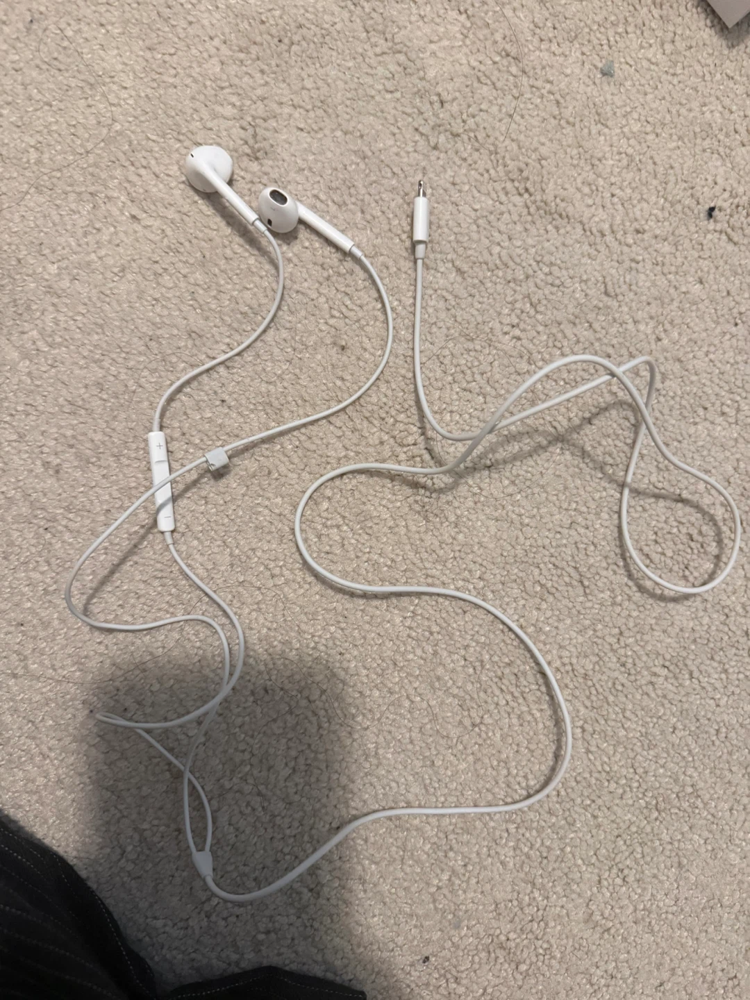 White Apple EarPods with Lightning Connector
