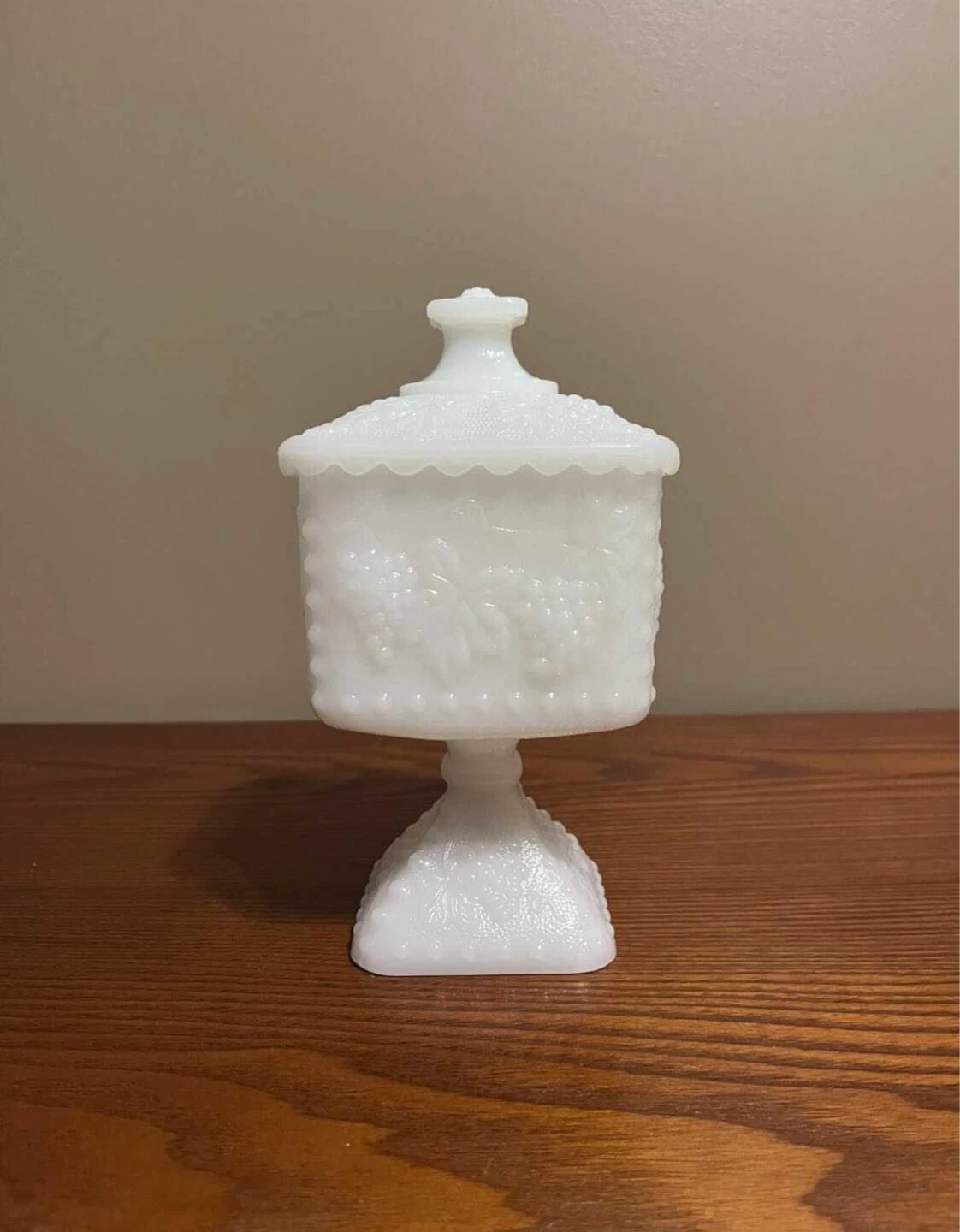 VINTAGE ANCHOR HOCKING WHITE MILK GLASS CANDY DISH