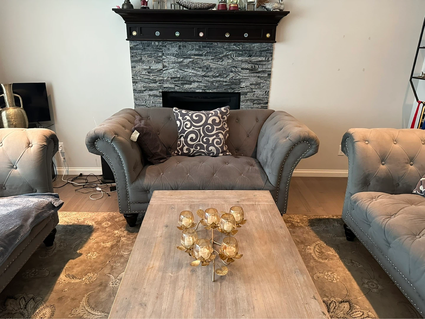 Tufted Chesterfield Sofa - photo 3