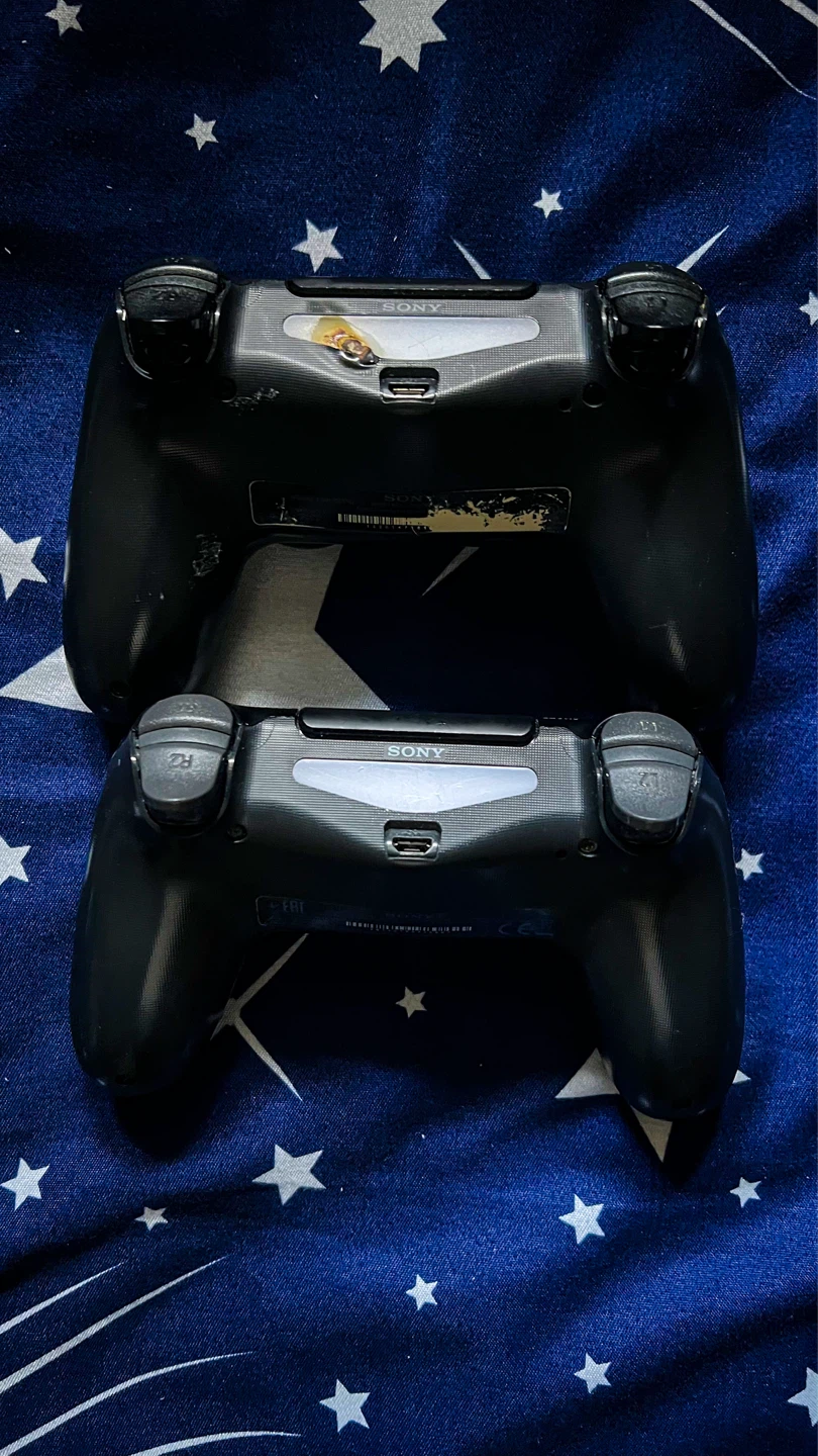 2 PS4 Controllers - photo 2