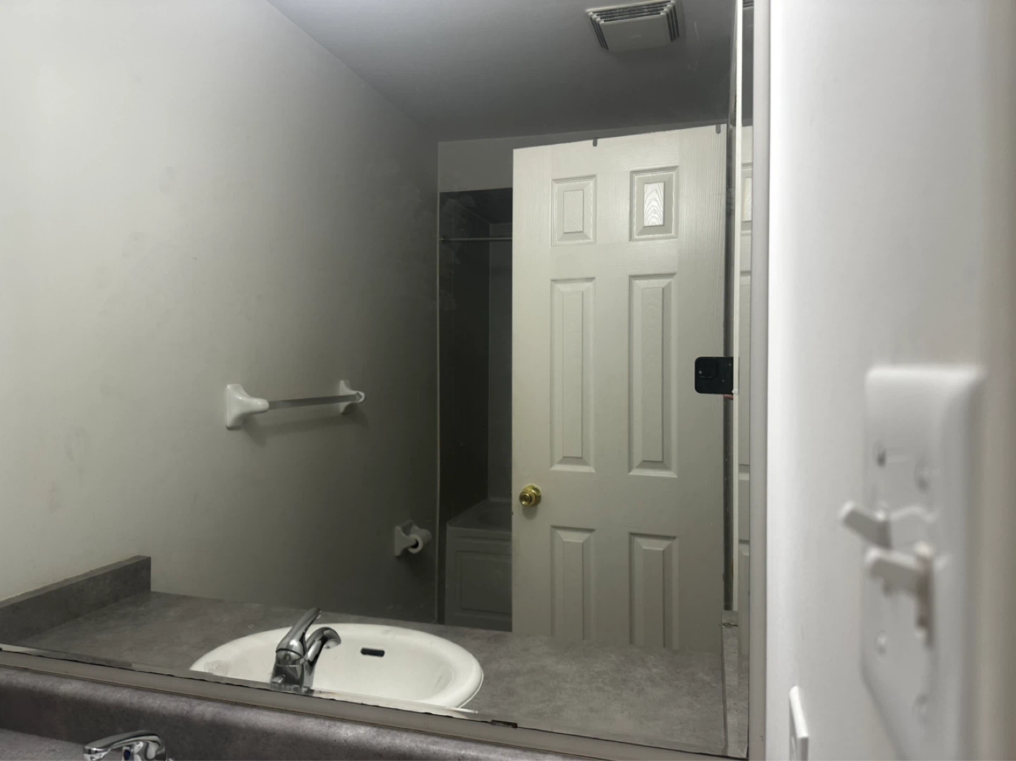One bedroom for rent in a house - photo 2