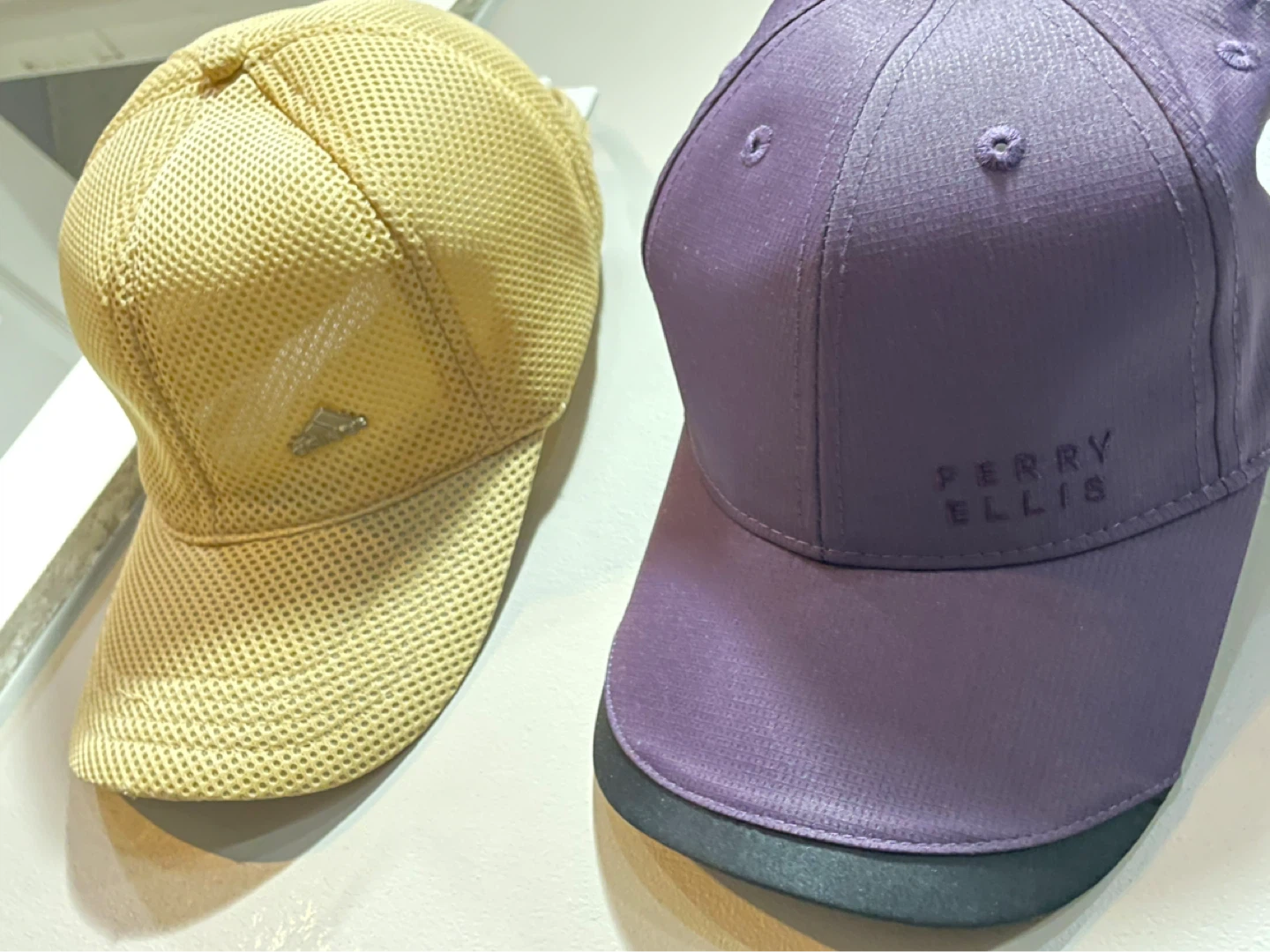 2 Men caps And 2 woman hats. - photo 2