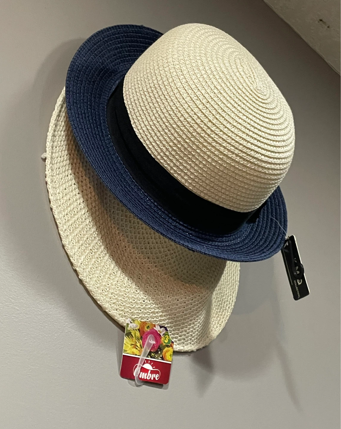 2 Men caps And 2 woman hats. - photo 3