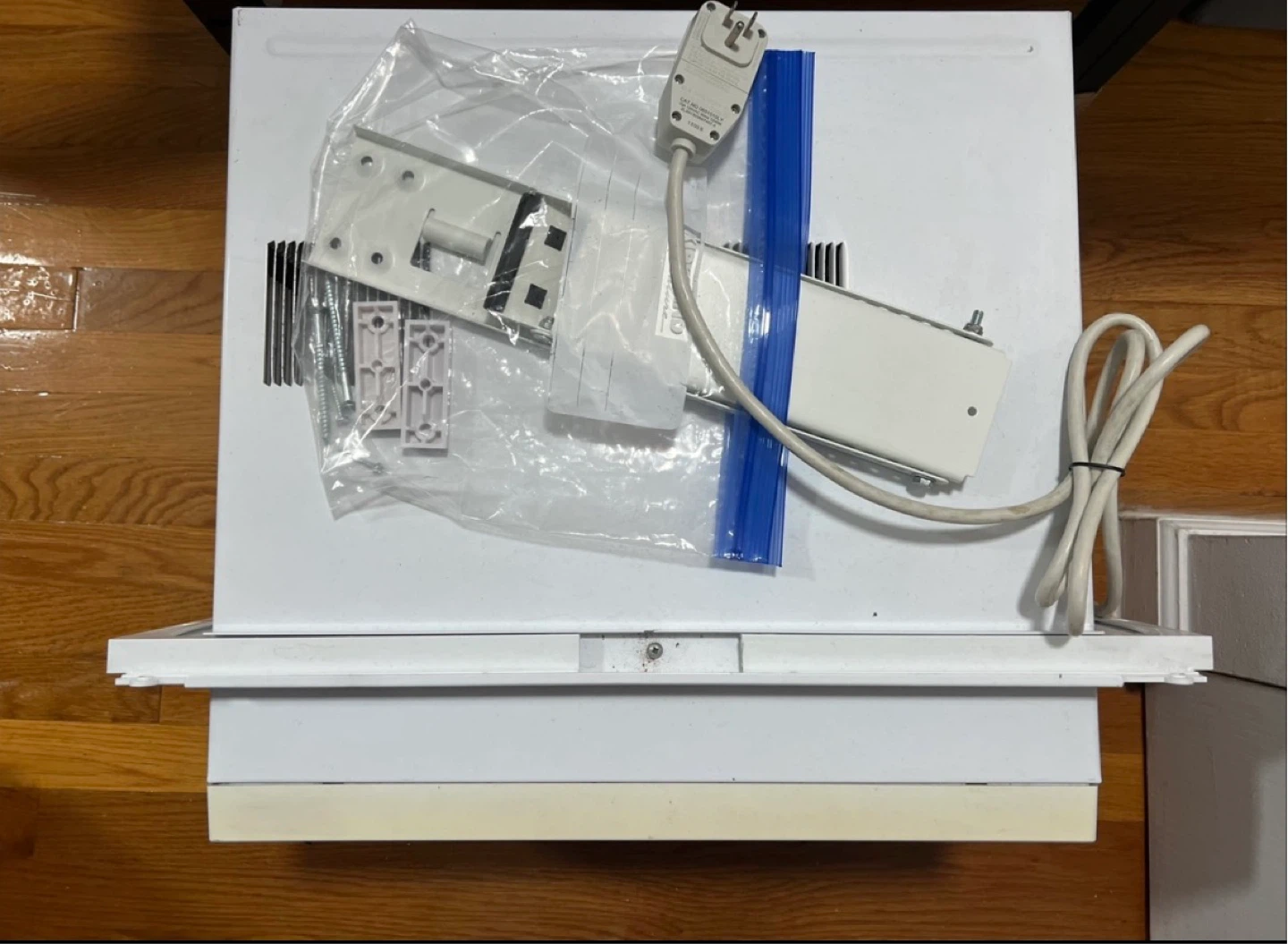 8000 BTU Quiet LG Window Air Conditioner with Mounting Bracket - photo 2