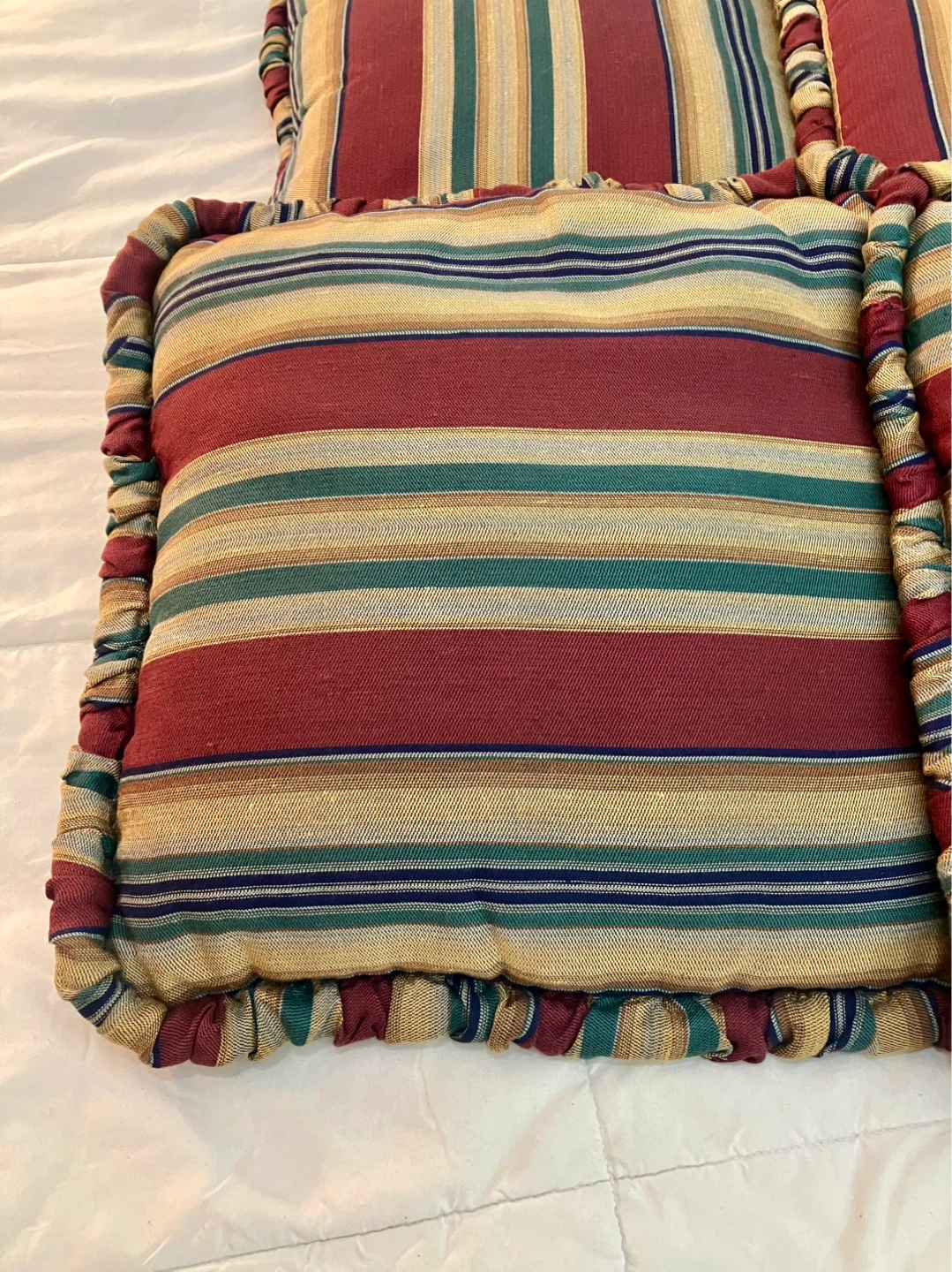 Set Of 4 Throw Pillows 16” x 16” - Good Condition - photo 4