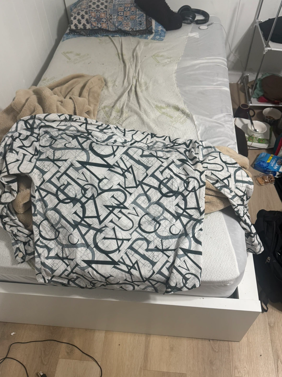Long-sleeved graphic print shirt classic one