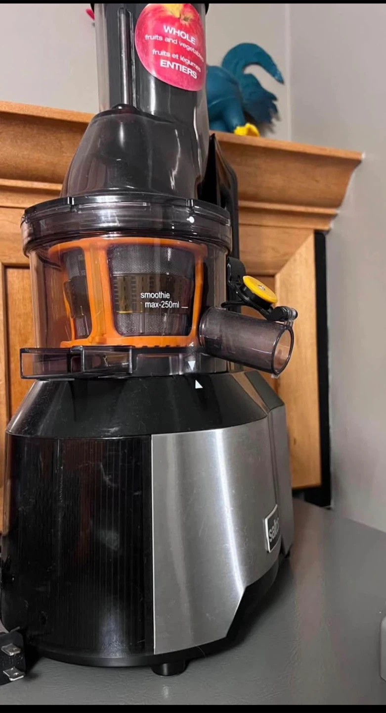 Salton Slow juicer / cold pressure Juicer