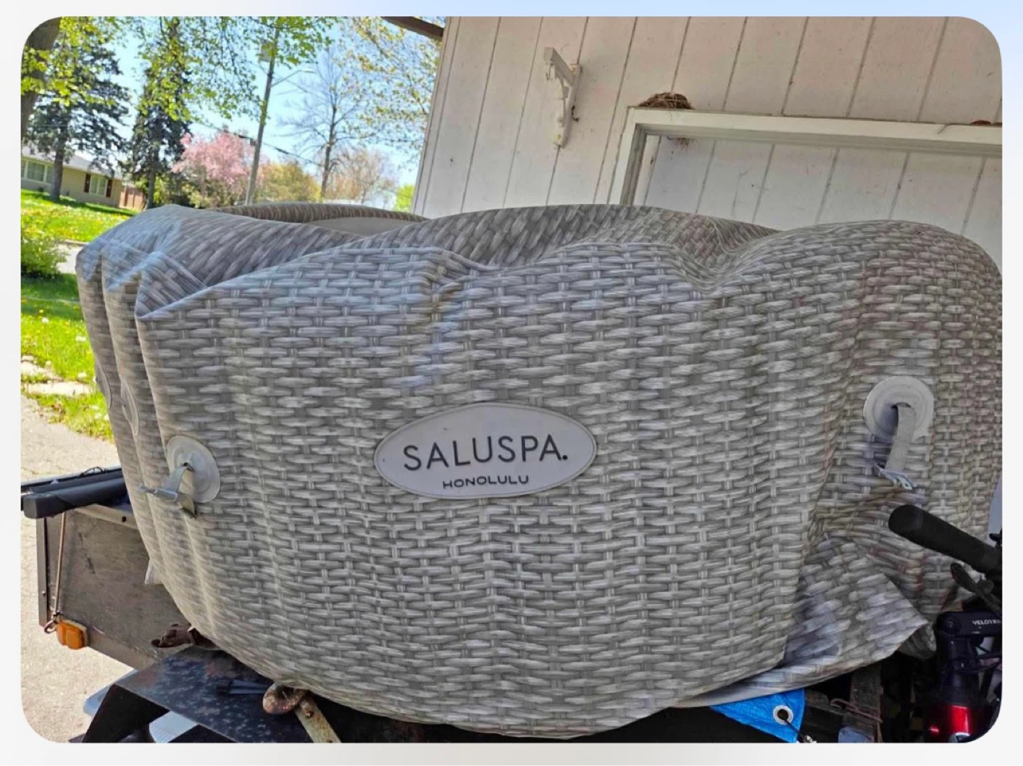 Saluspa Honolulu 6 Person Inflatable Hot Tub
