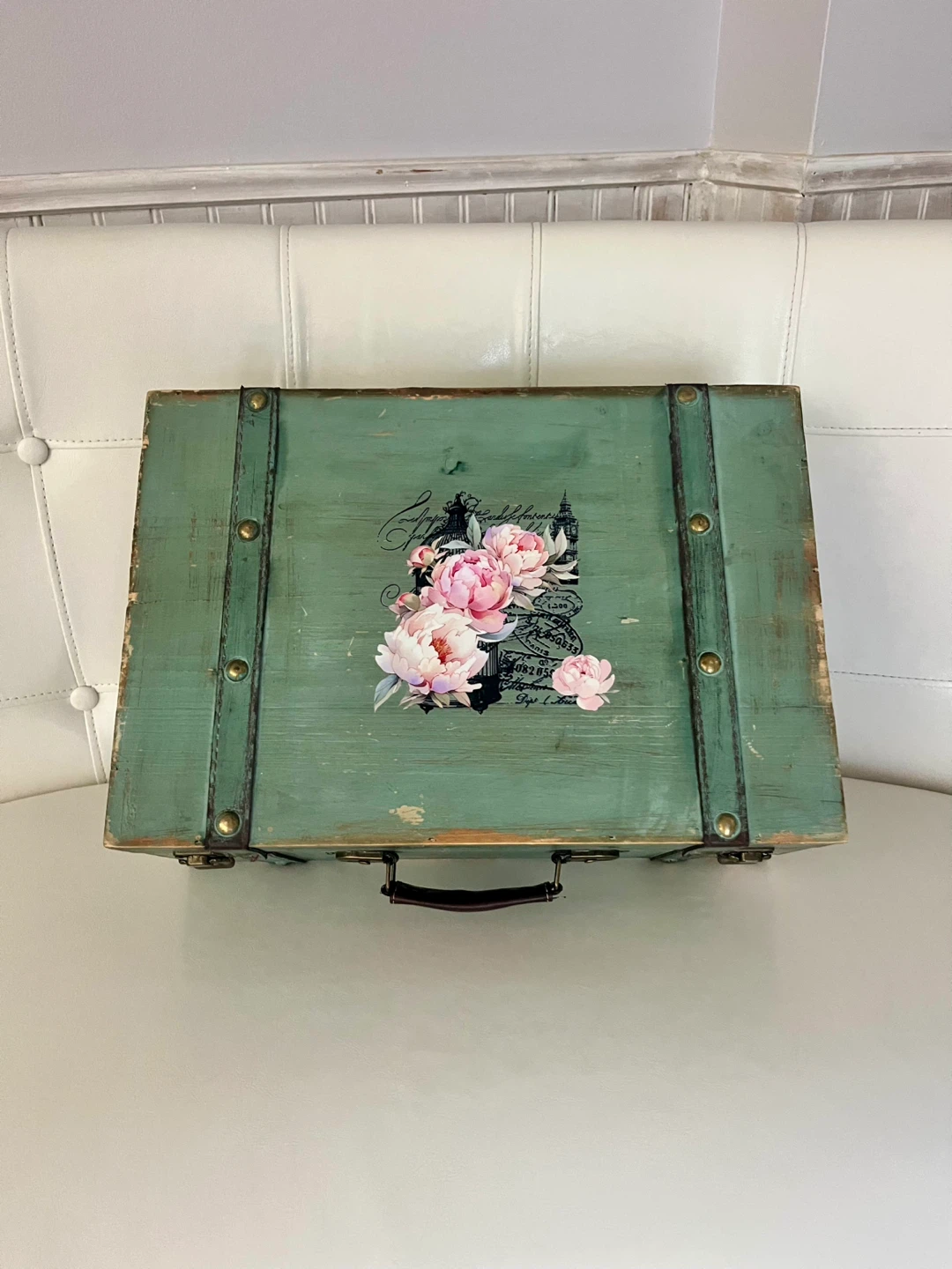 SUPER CUTE DECORATIVE SUITCASE