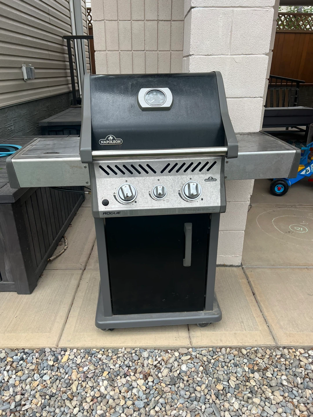 Napoleon Rogue 365 propane Gas Grill with side burner
