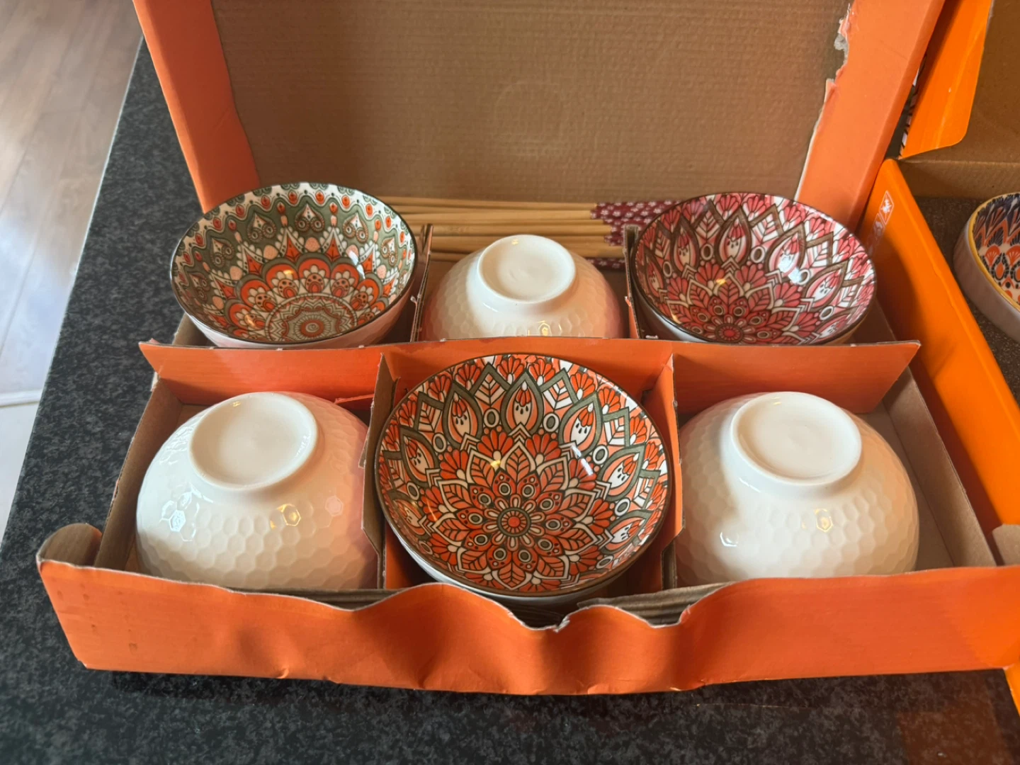 Set of 4 Ceramic Bowls with Chopsticks