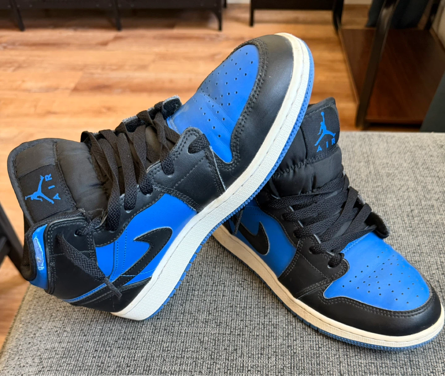 Air Jordan 1 Mid GS - Size 6Y