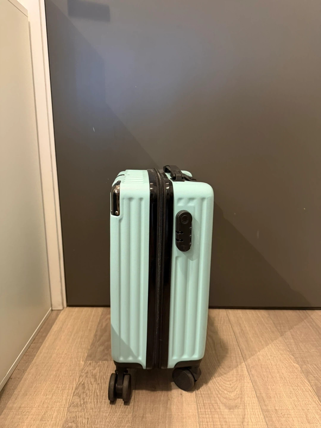 Mint green small suitcase - photo 4