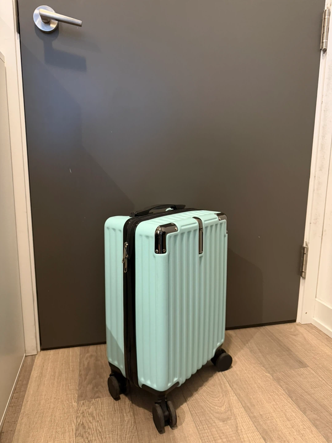 Mint green small suitcase - photo 2