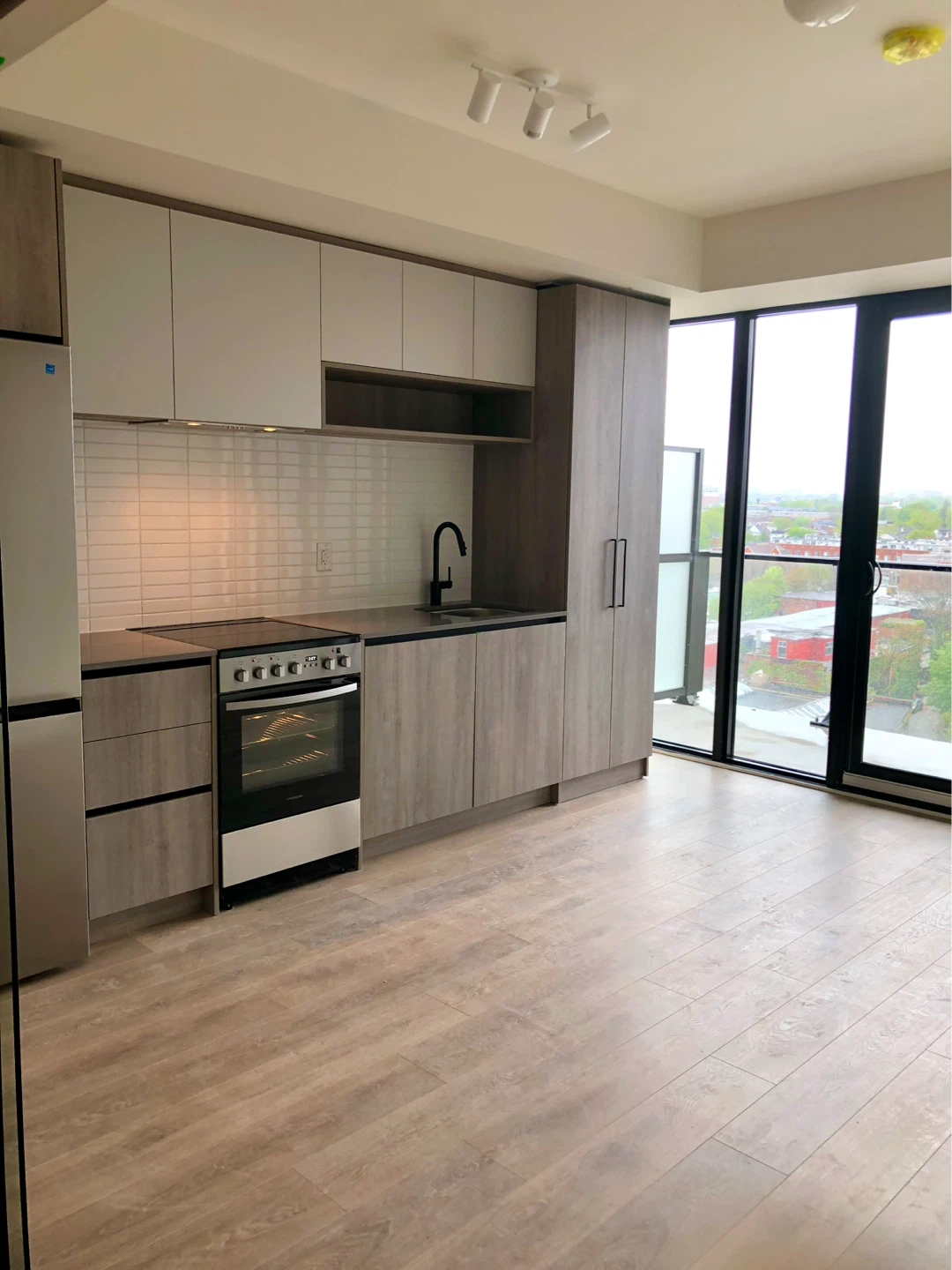 1 bedroom+ 1 Den with 2 full bathrooms - photo 4