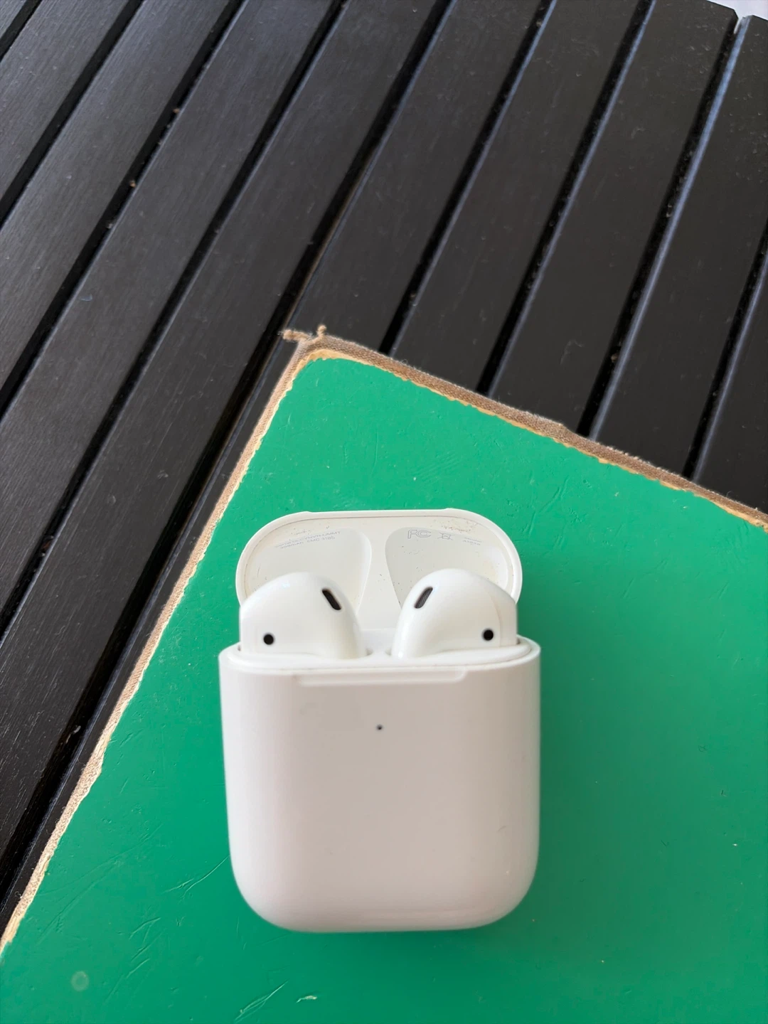 Apple AirPods (2nd generation) with Wireless Charging Case - photo 2