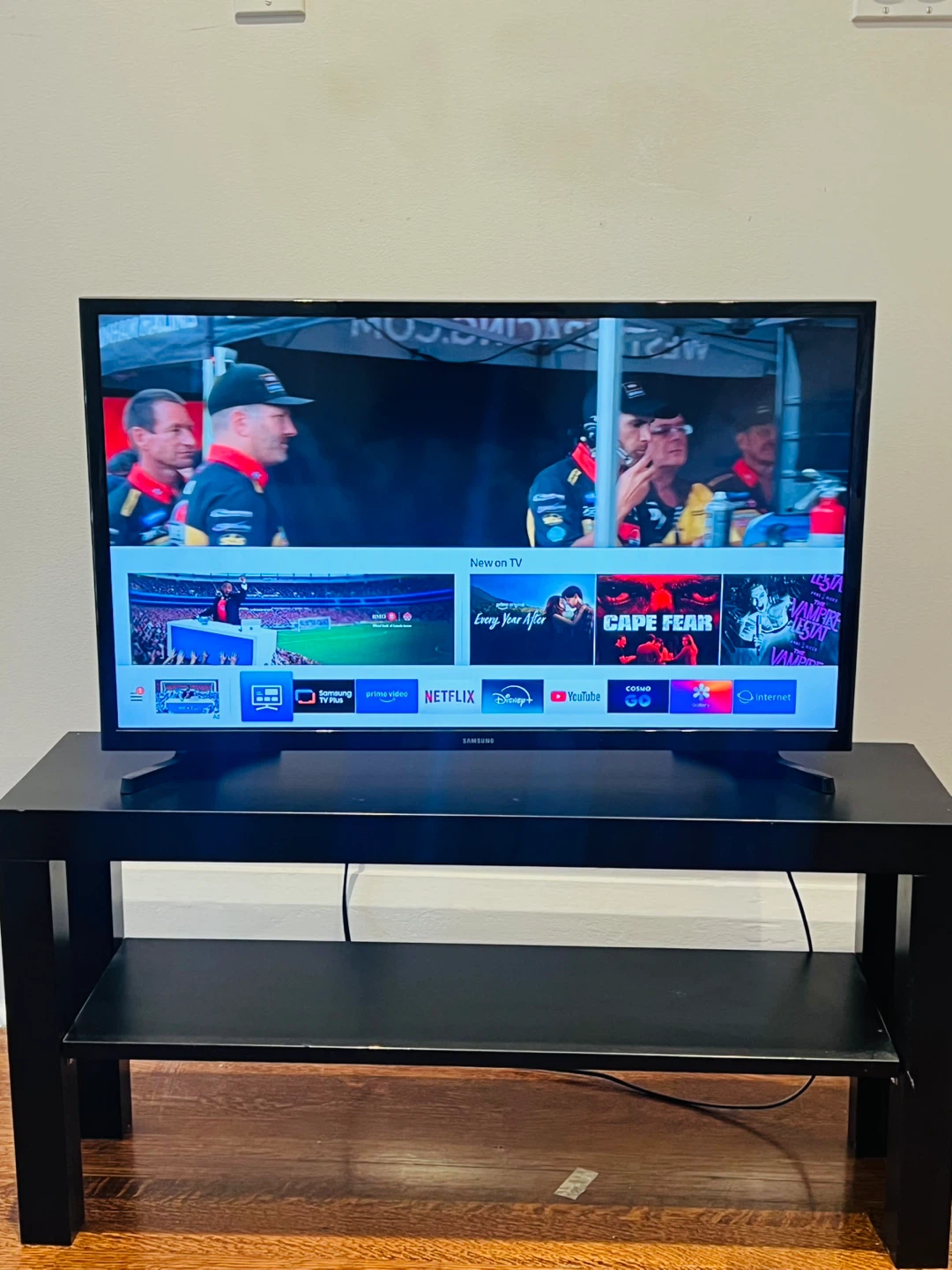 Samsung 32" Smart TV with stand - photo 2