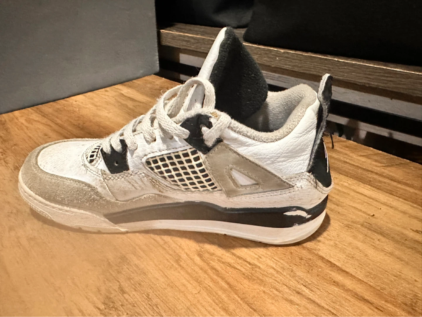 Jordan 4 Retro (Kids) White Cement) size 2 US