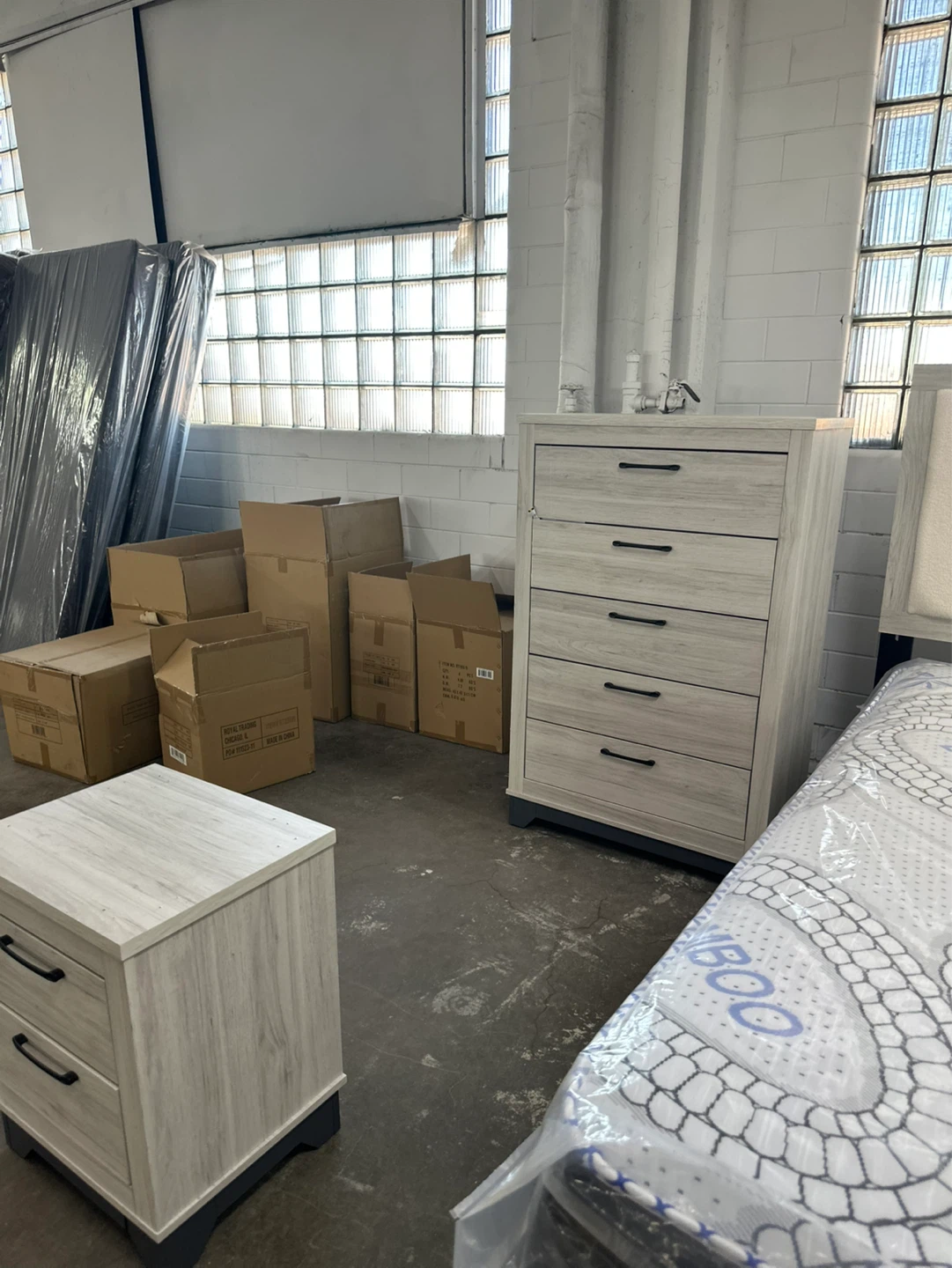 ‼️ 4 piece queen set bed frame dresser mirror nightstand - photo 2
