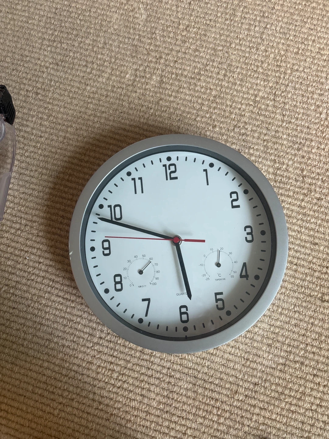 Quartz Wall Clock with Temperature and Humidity Gauge