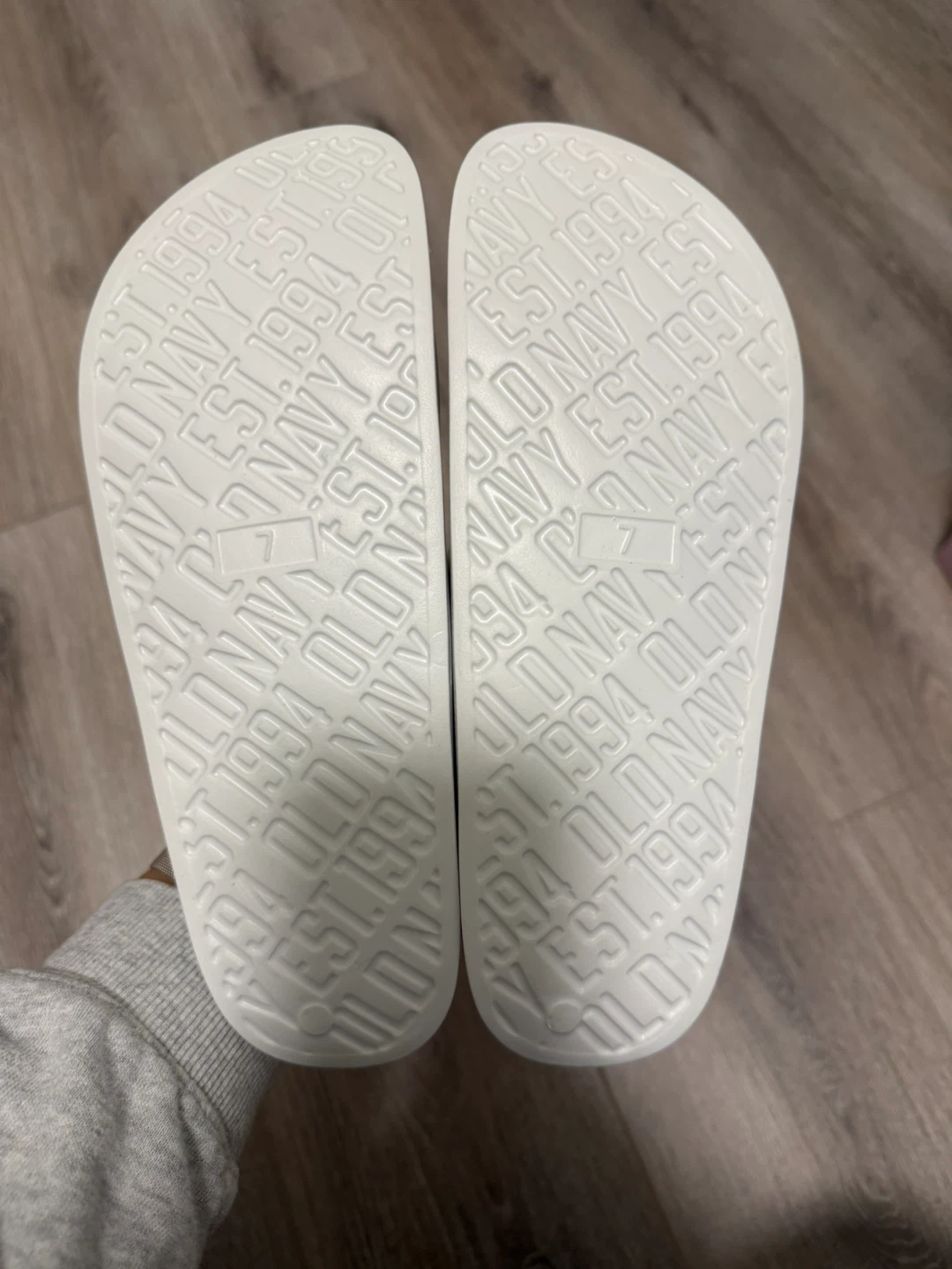 Old Navy White Slides Size 7 - photo 3