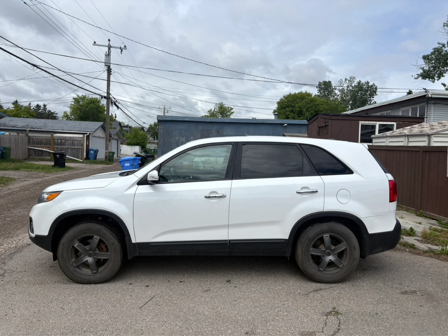 White Kia Sorento SUV - photo 3