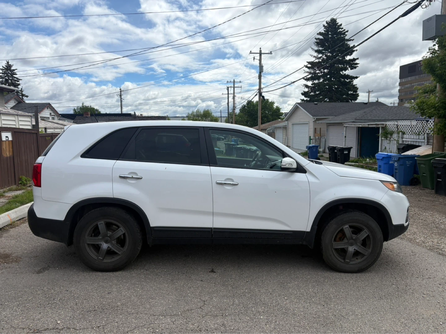 White Kia Sorento SUV - photo 2