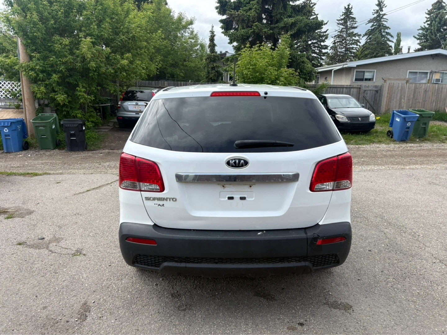 White Kia Sorento SUV - photo 4