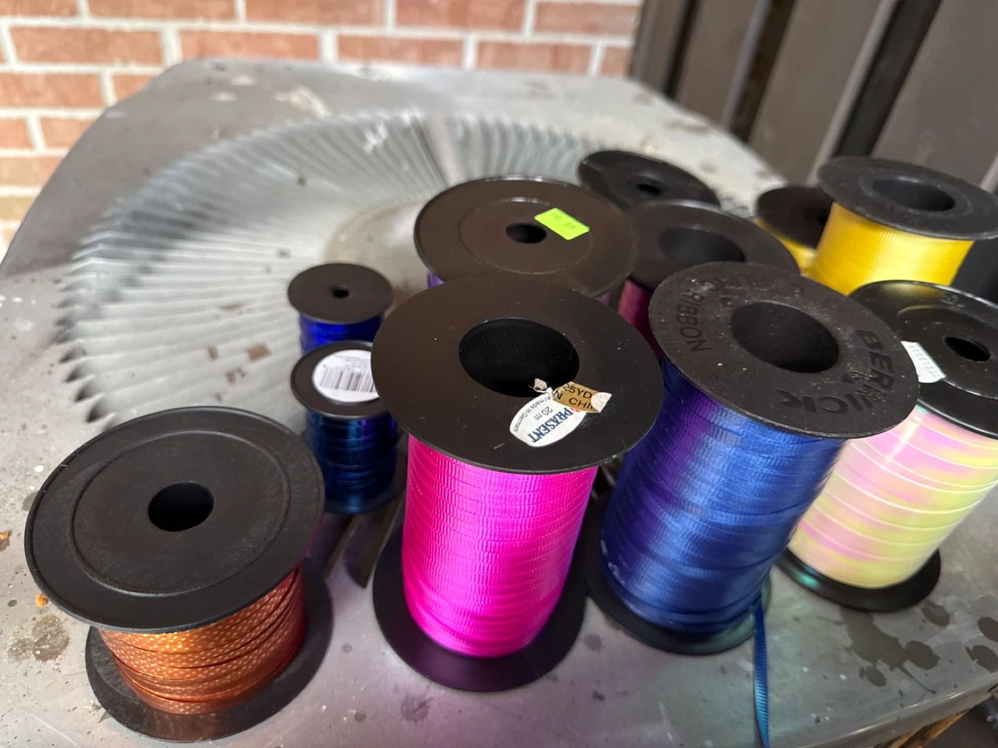 Lot of Curling Ribbon Spools - photo 3