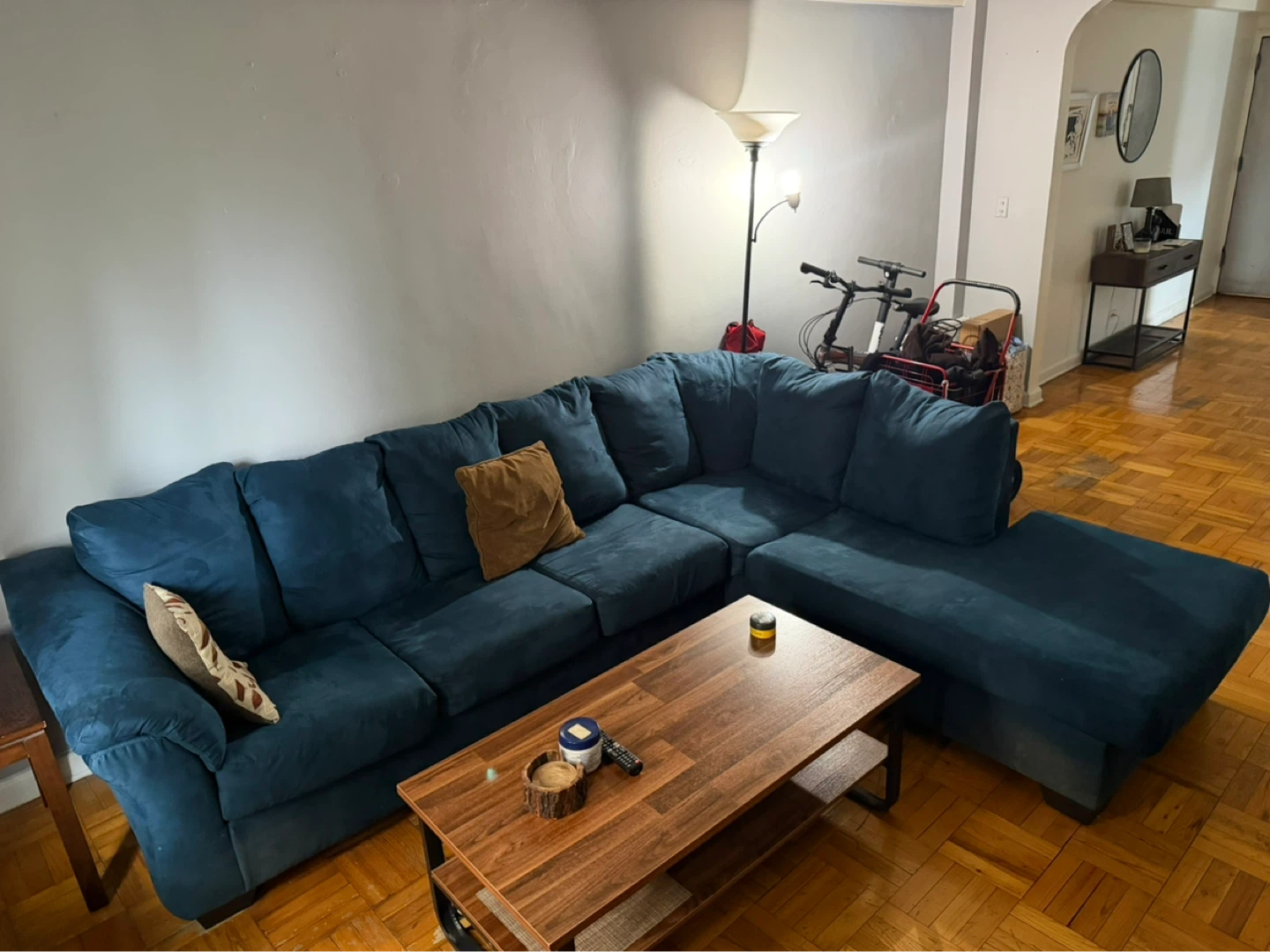 L-shaped couch. - photo 2