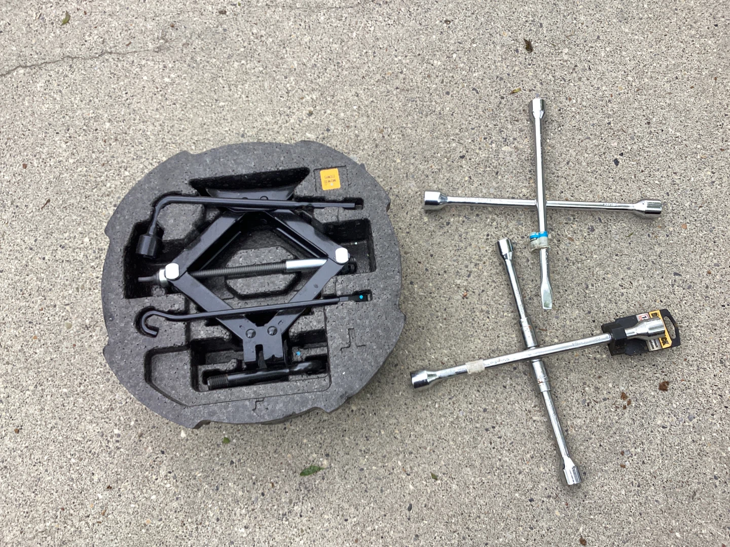 Scissor Jack and Tire Iron Set - photo 2