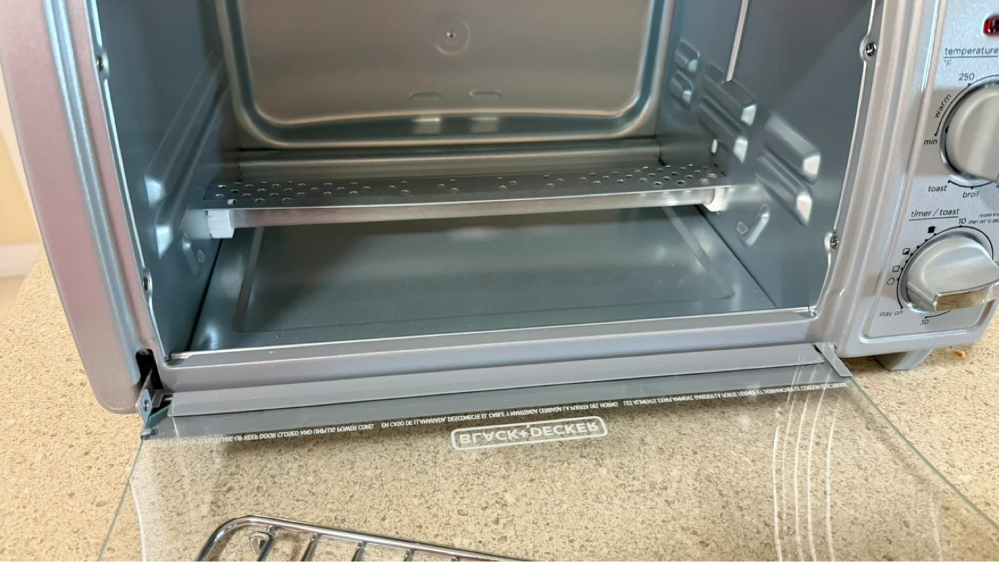 BLACK+DECKER 4-Slice Toaster Oven - photo 3