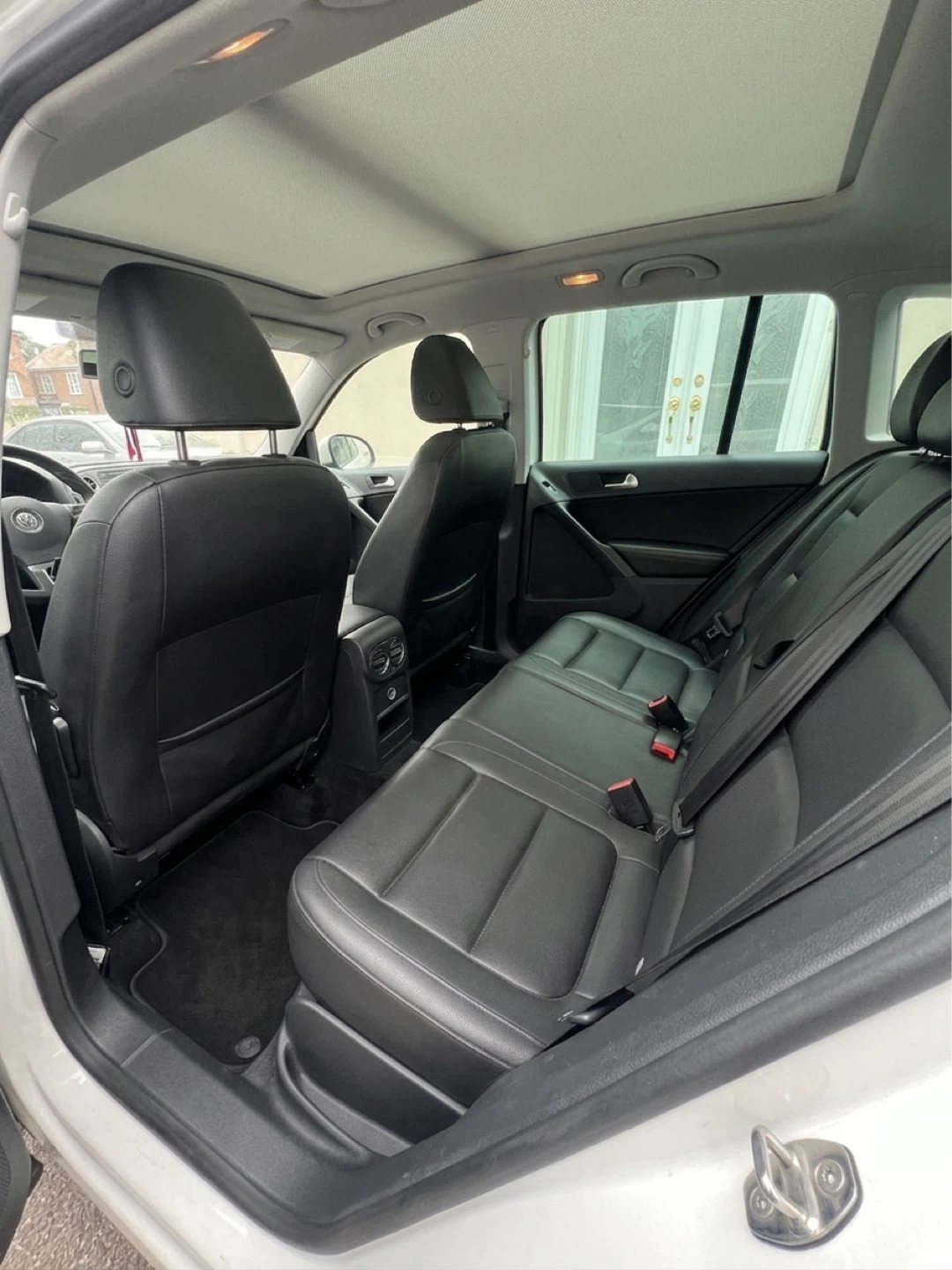 White Volkswagen Tiguan 2.0 - photo 4
