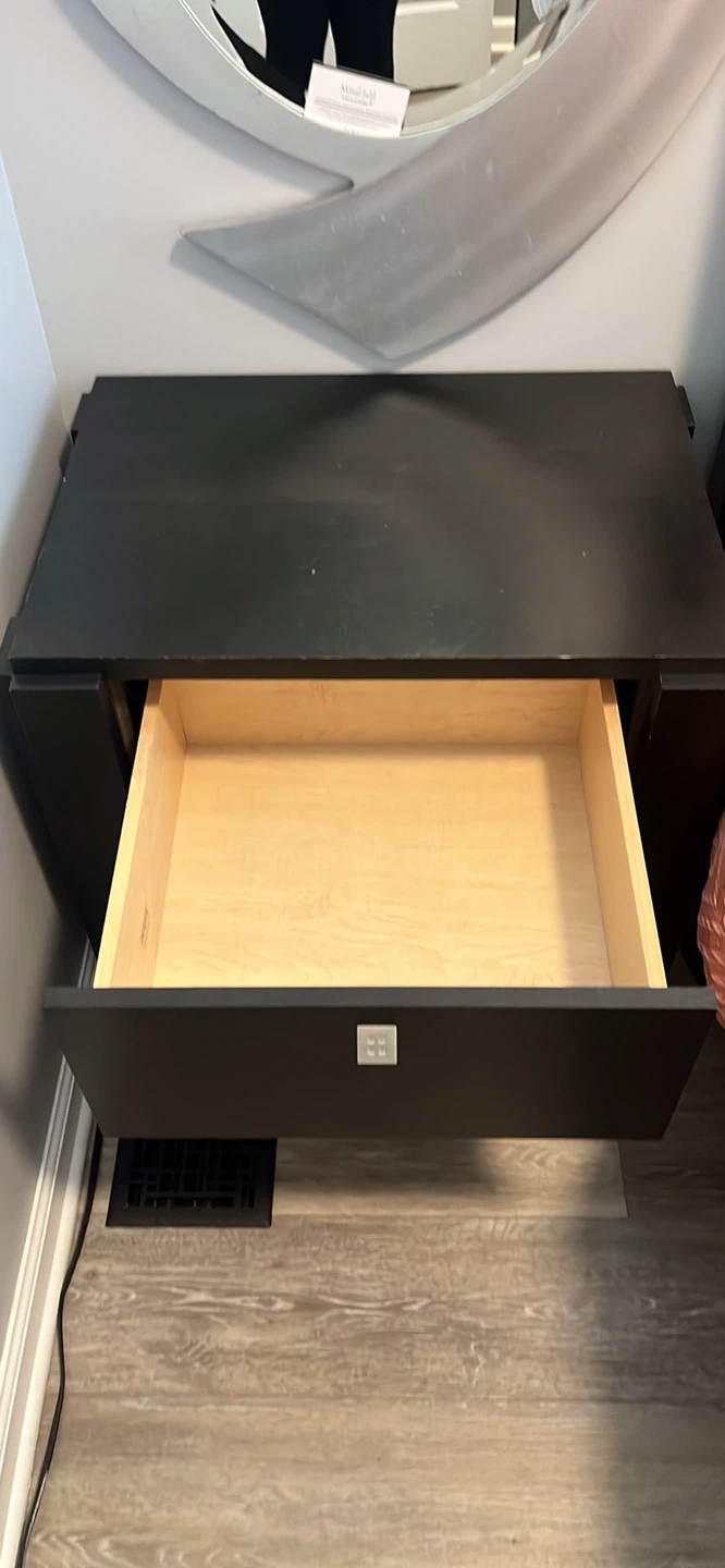 Queen size bed with nightstand/ Cama tamaño queen con mesa