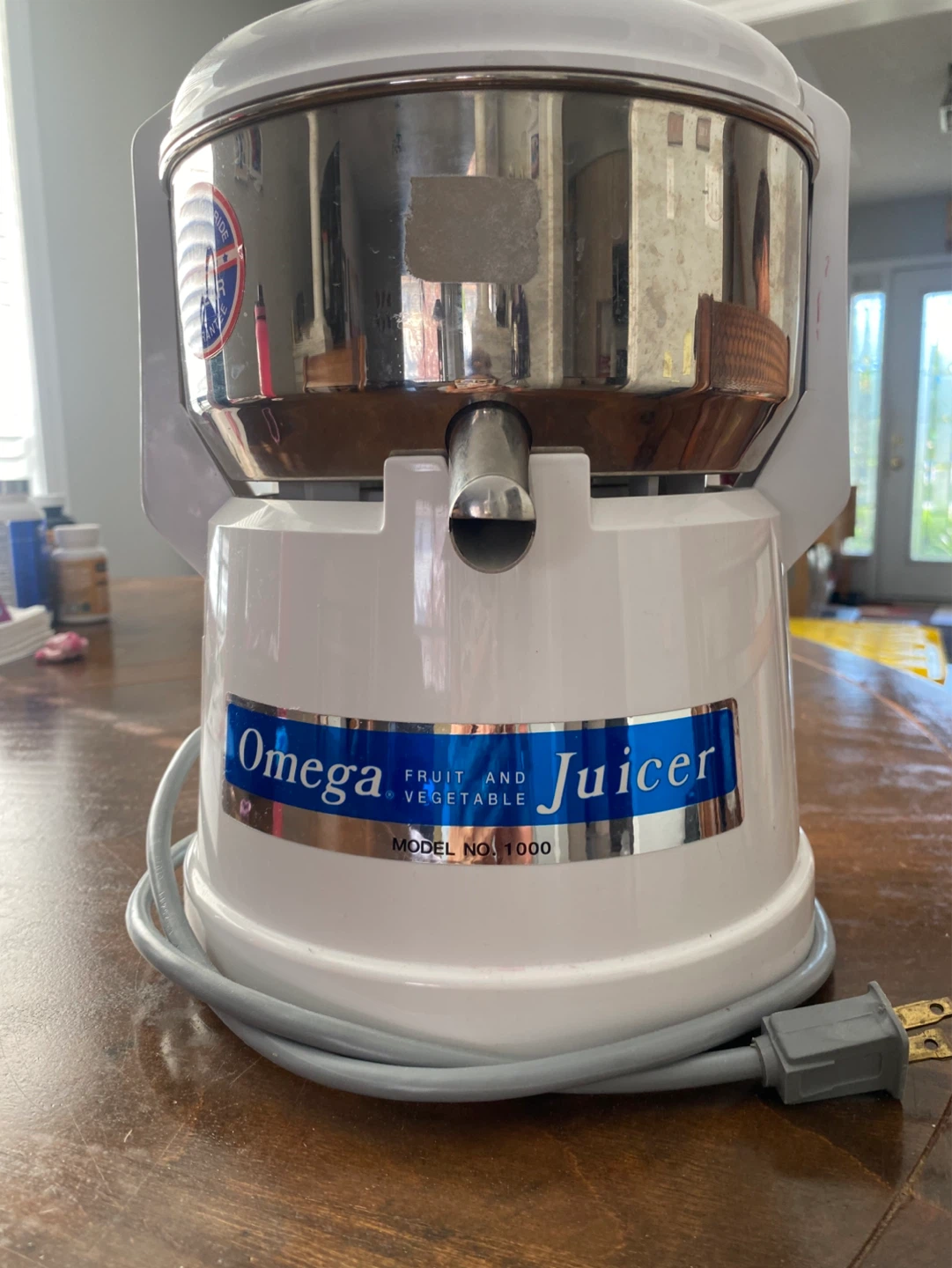 Omega Juicer Model 1000 Fruit and Vegetable Juicer