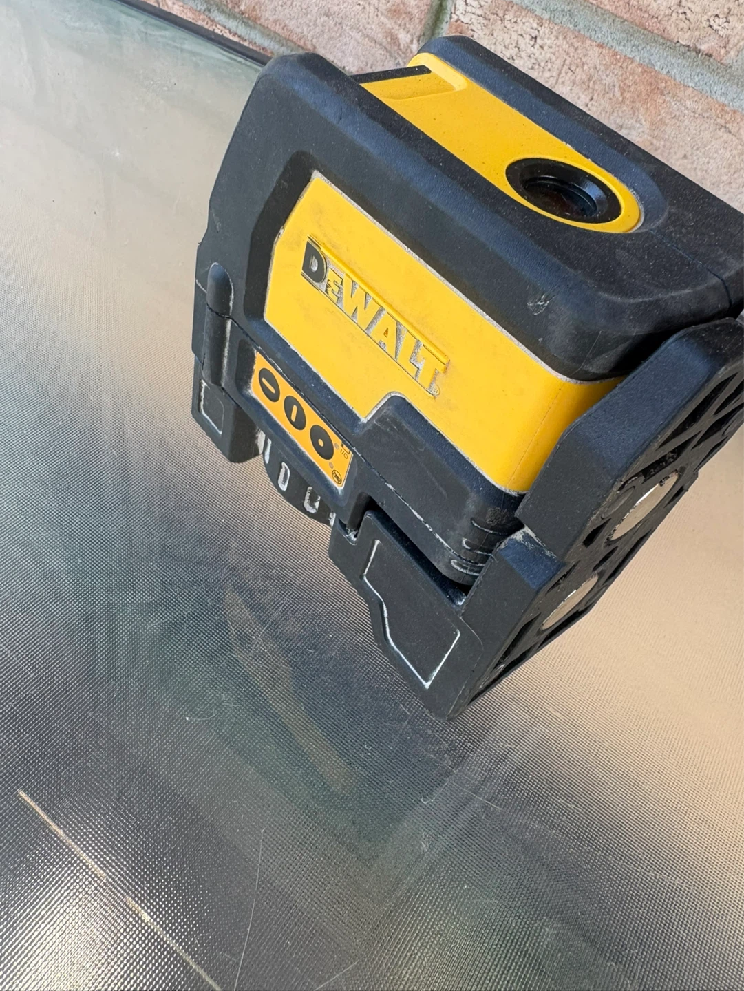 DEWALT DW0822 Cross Line/Plumb Spot Combination Laser - photo 3
