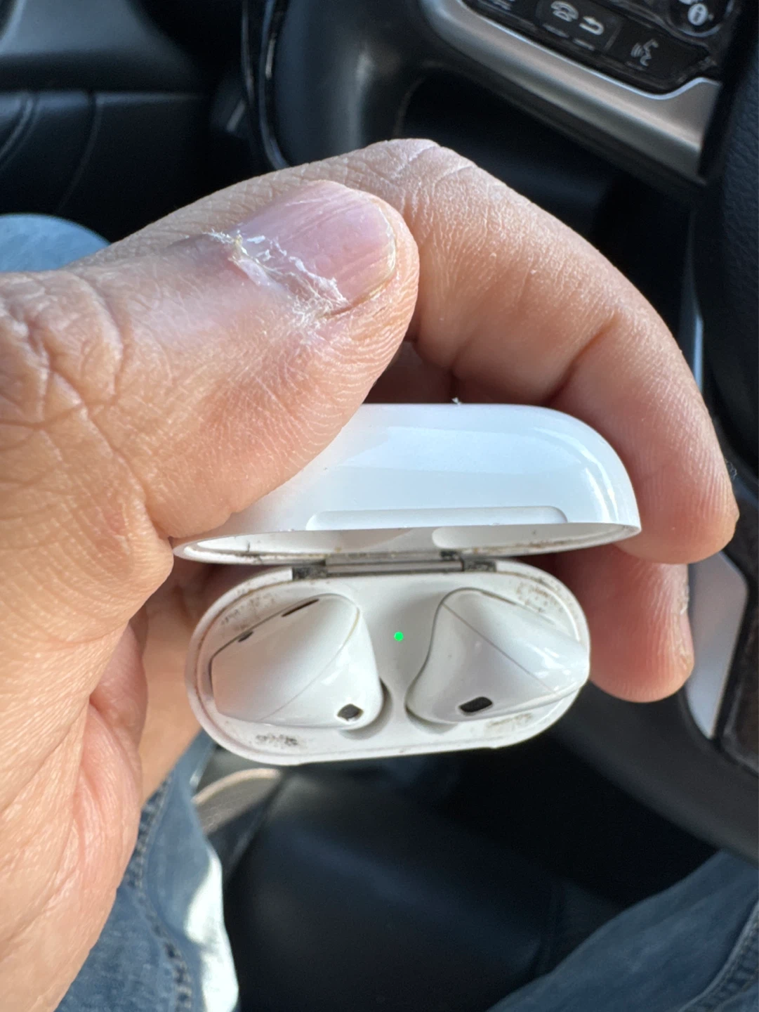 Apple AirPods (2nd Gen) Charging Case - photo 4