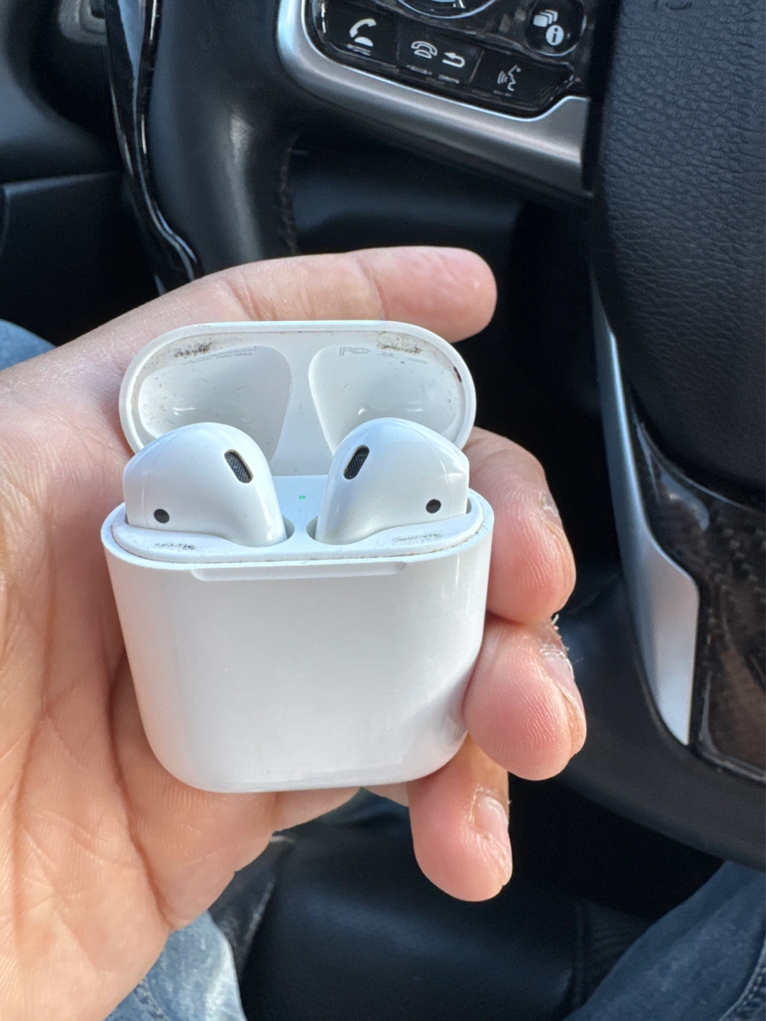 Apple AirPods (2nd Gen) Charging Case - photo 3