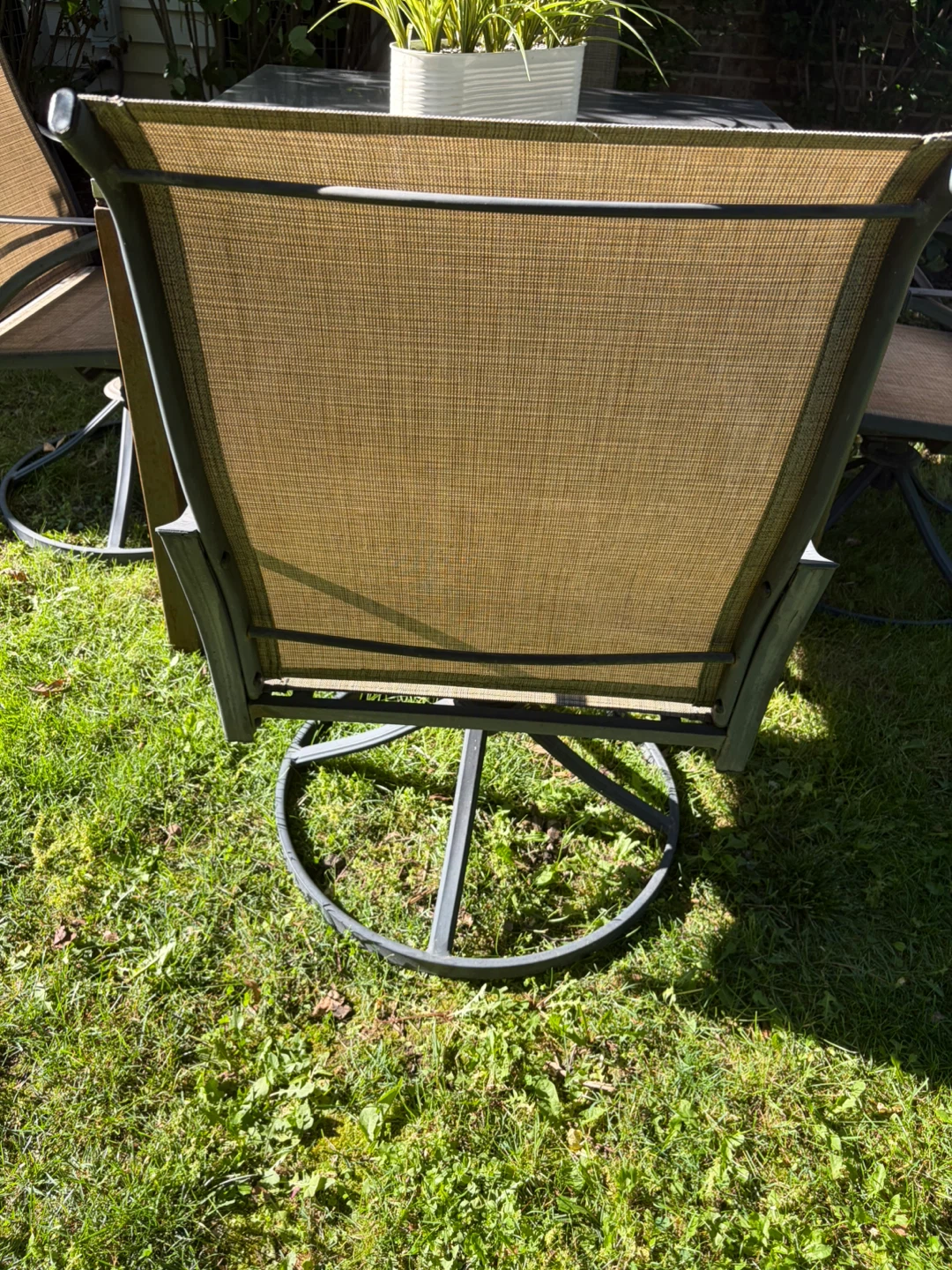 Patio set with swivel chairs - photo 4