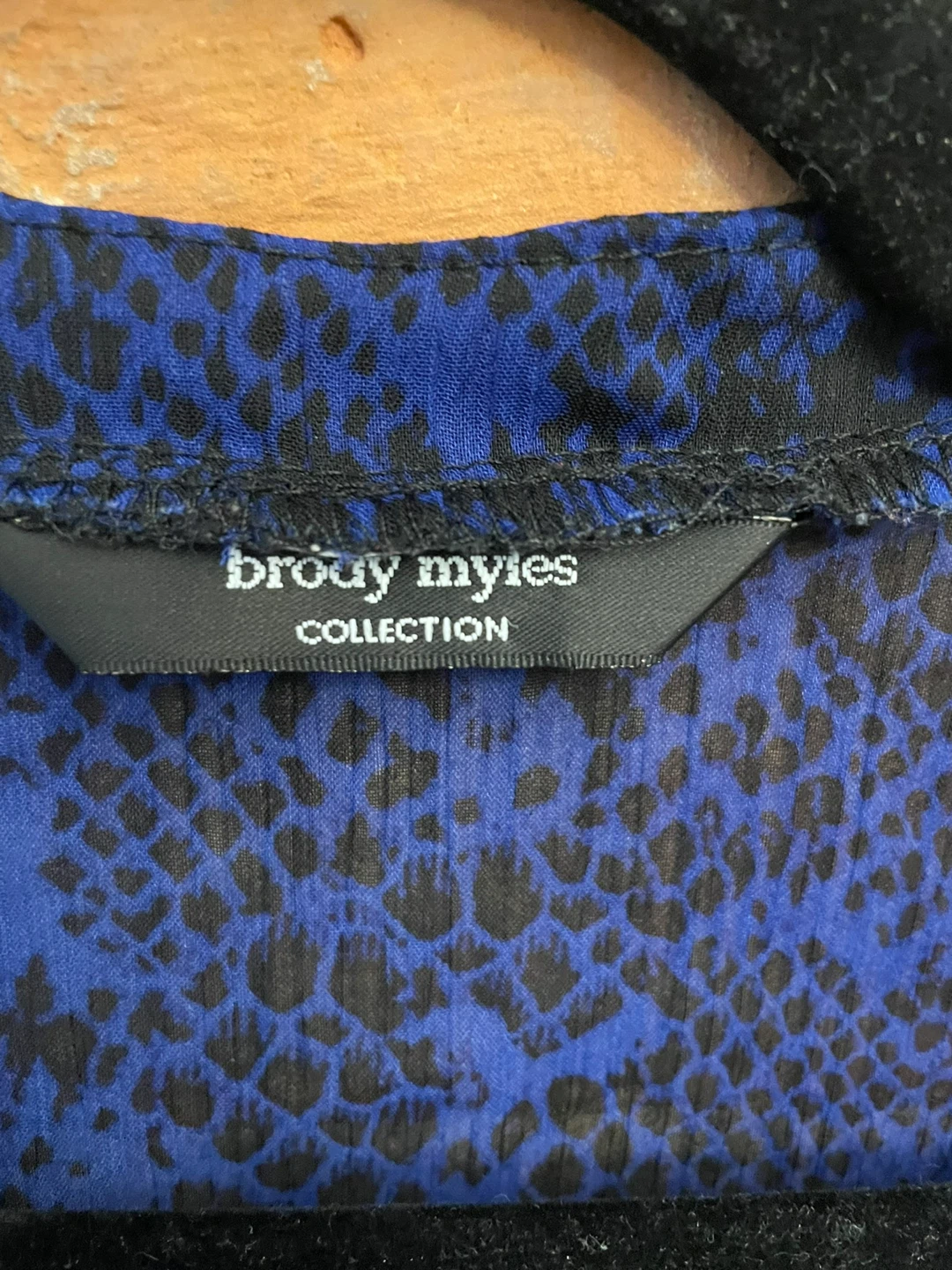 Brody Myles Blue Snake Print Button-Up Tie Front Blouse - photo 2