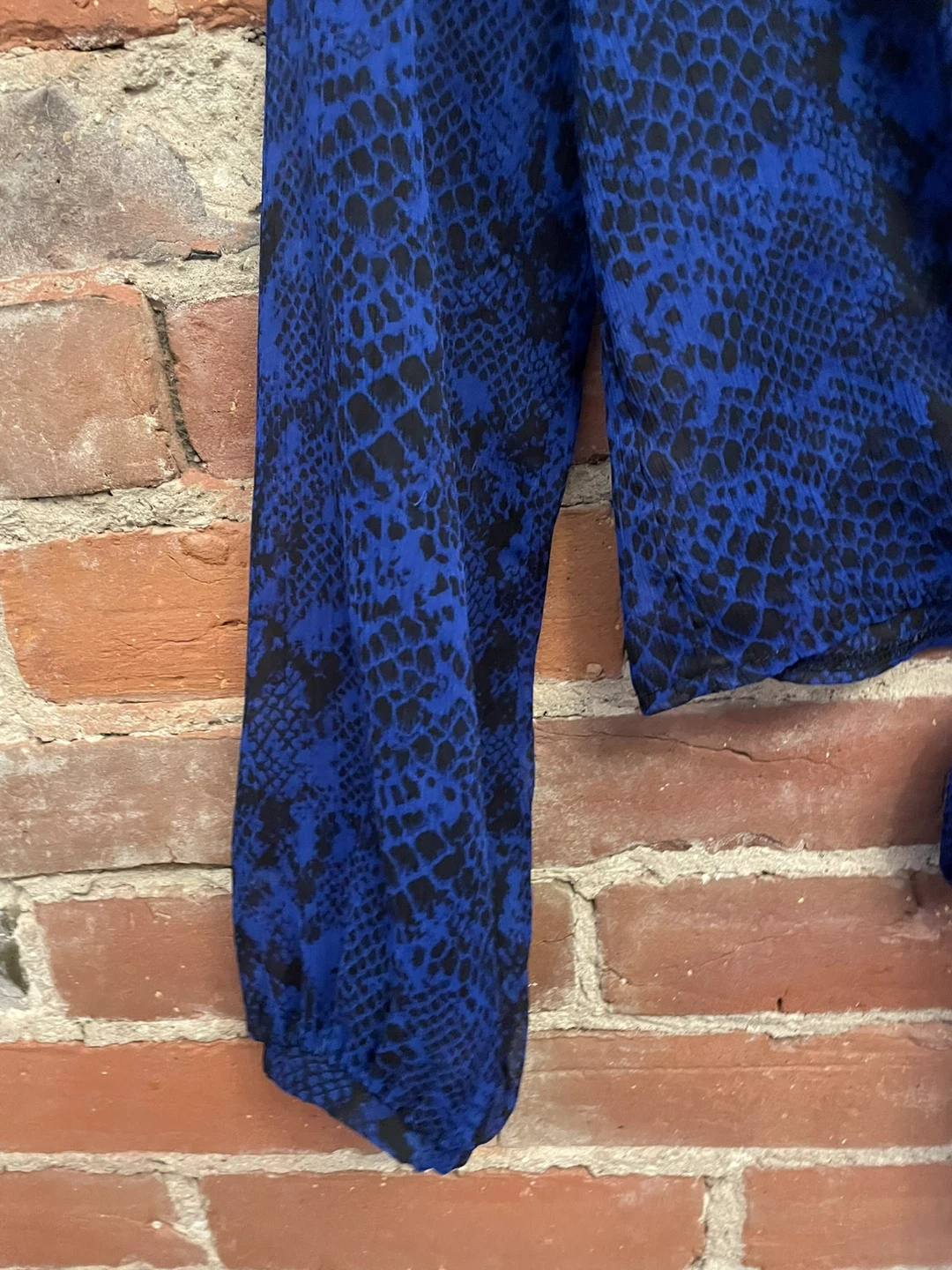 Brody Myles Blue Snake Print Button-Up Tie Front Blouse - photo 3