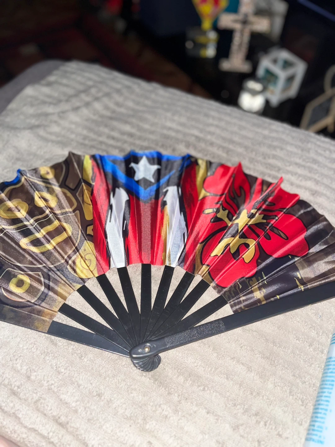 A Puerto Rican clap hand fan